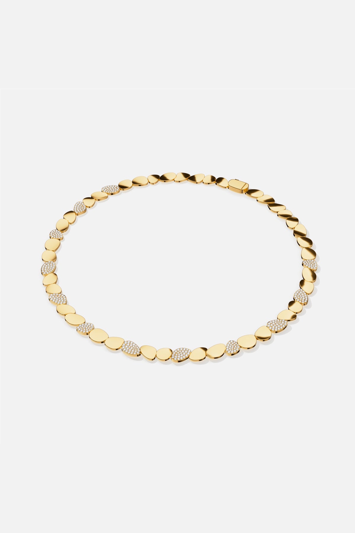 Collier APM Monaco couleur or, galets lumineux enchaînés pour une allure moderne et raffinée.