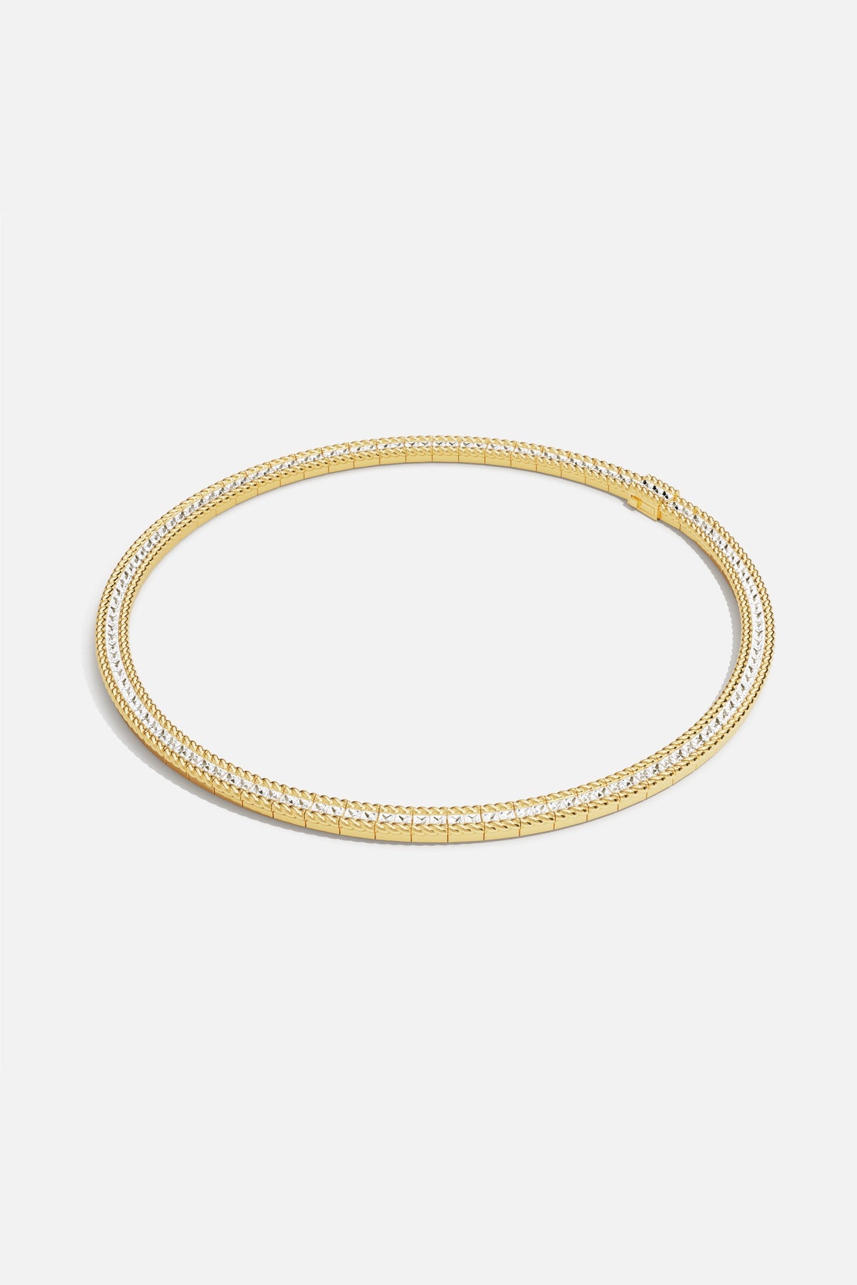 Collier APM Monaco, éclat doré et lumière cristalline, une élégance qui murmure le luxe.