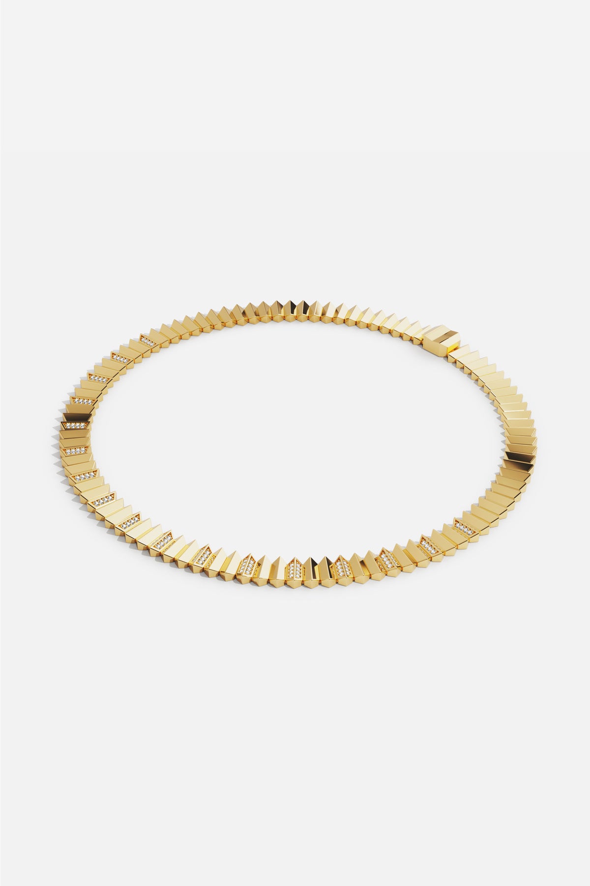 Collier APM aux pointes dorées, une allure audacieuse et résolument moderne.