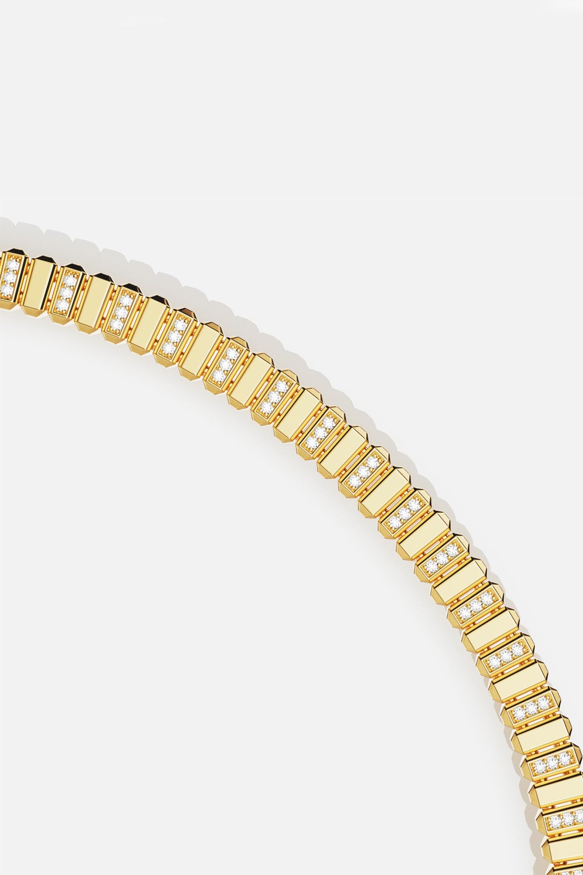Bracelet APM aux reflets dorés, une architecture précieuse et lumineuse au poignet.