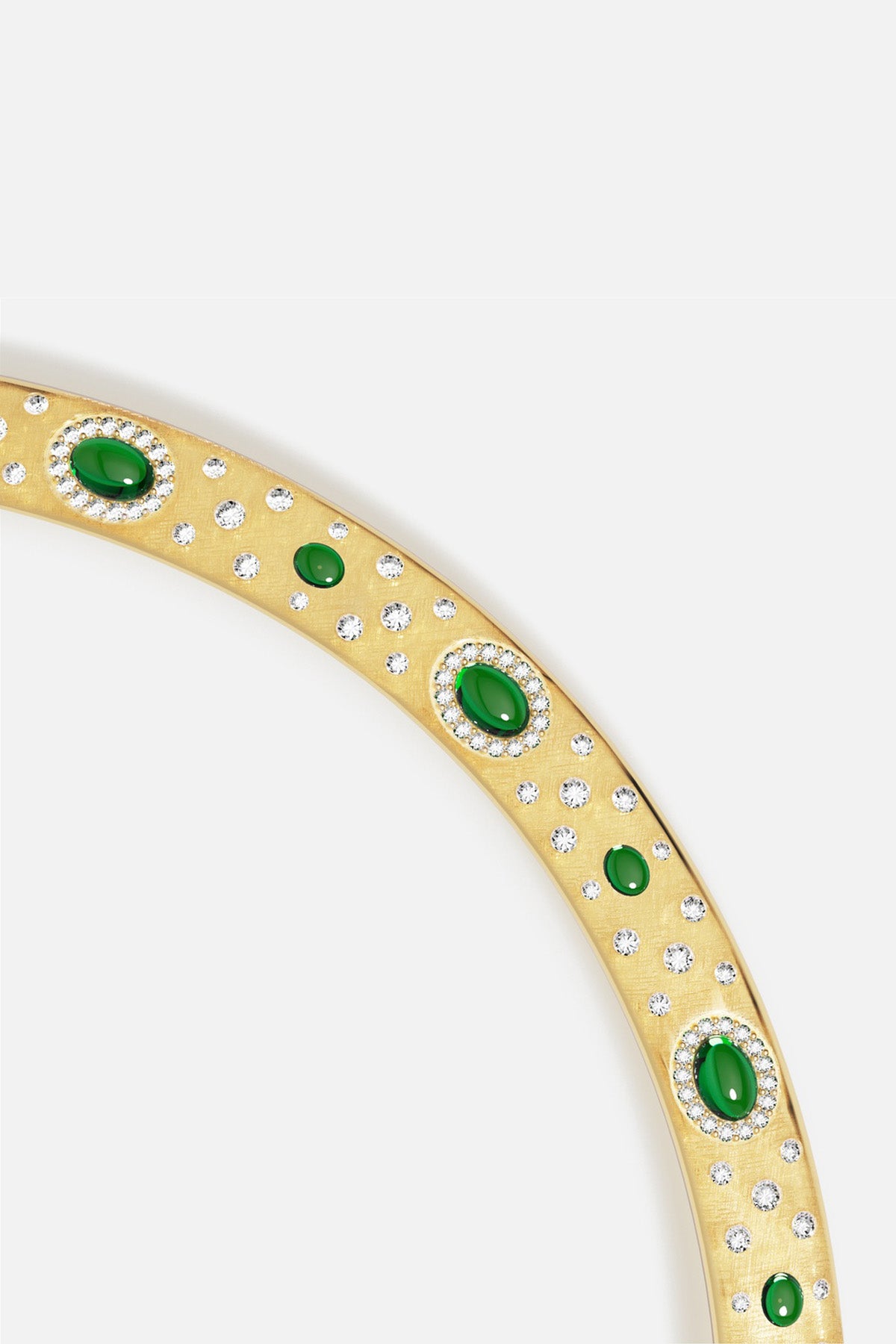 Bracelet APM constellé de pierres vertes, une élégance dorée aux éclats précieux.