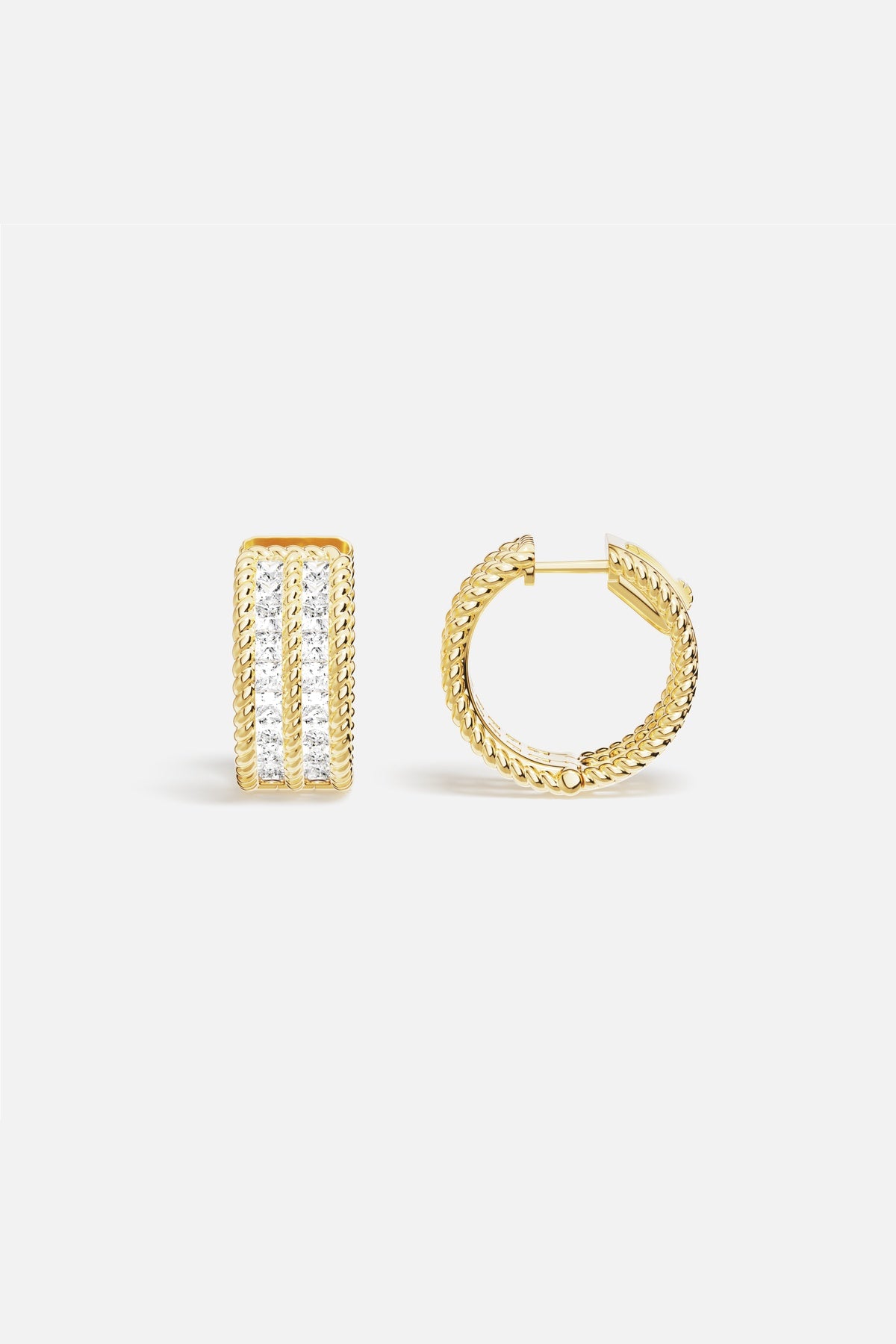 Créoles APM Monaco en finition dorée, éclat tressé et lumière contemporaine à fleur d'oreille.
