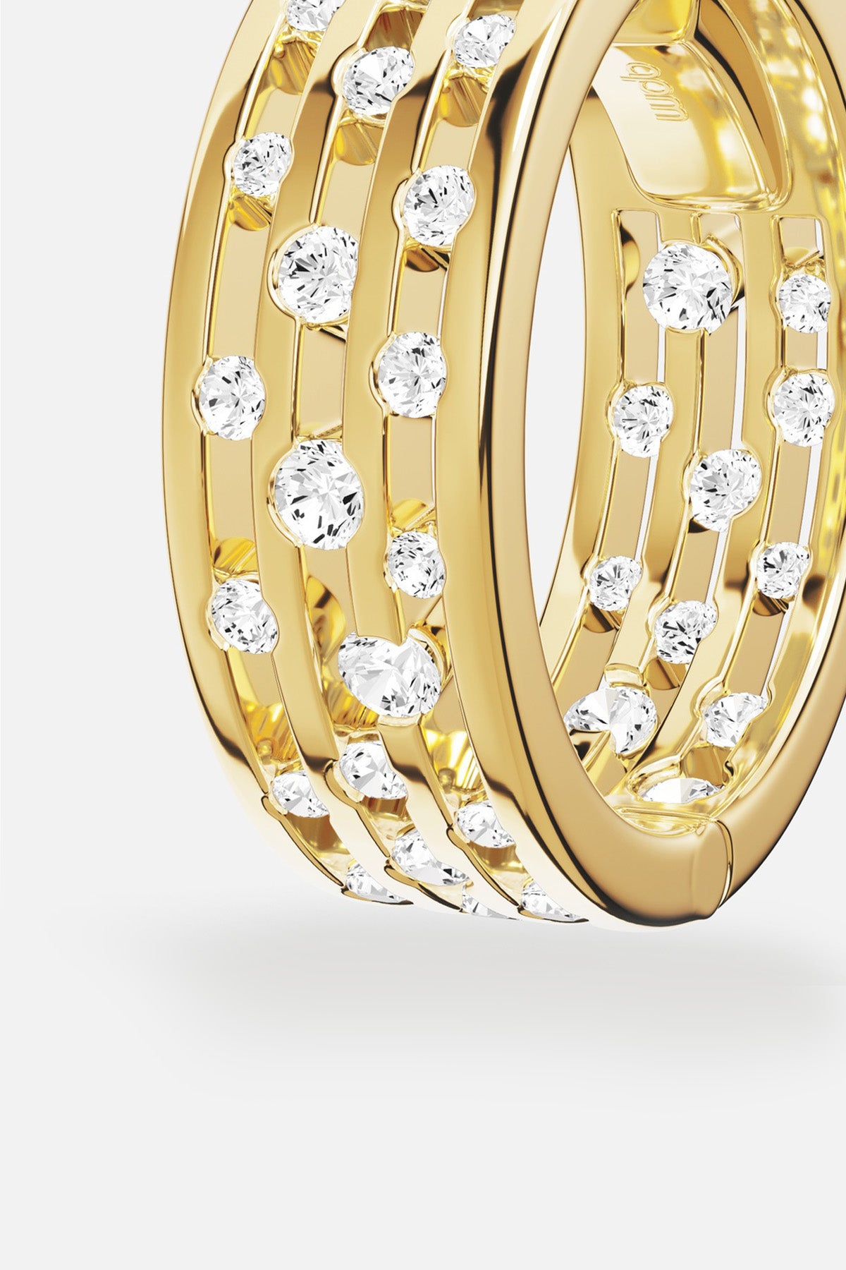 Bague APM en finition dorée, une constellation scintillante d'élégance contemporaine.