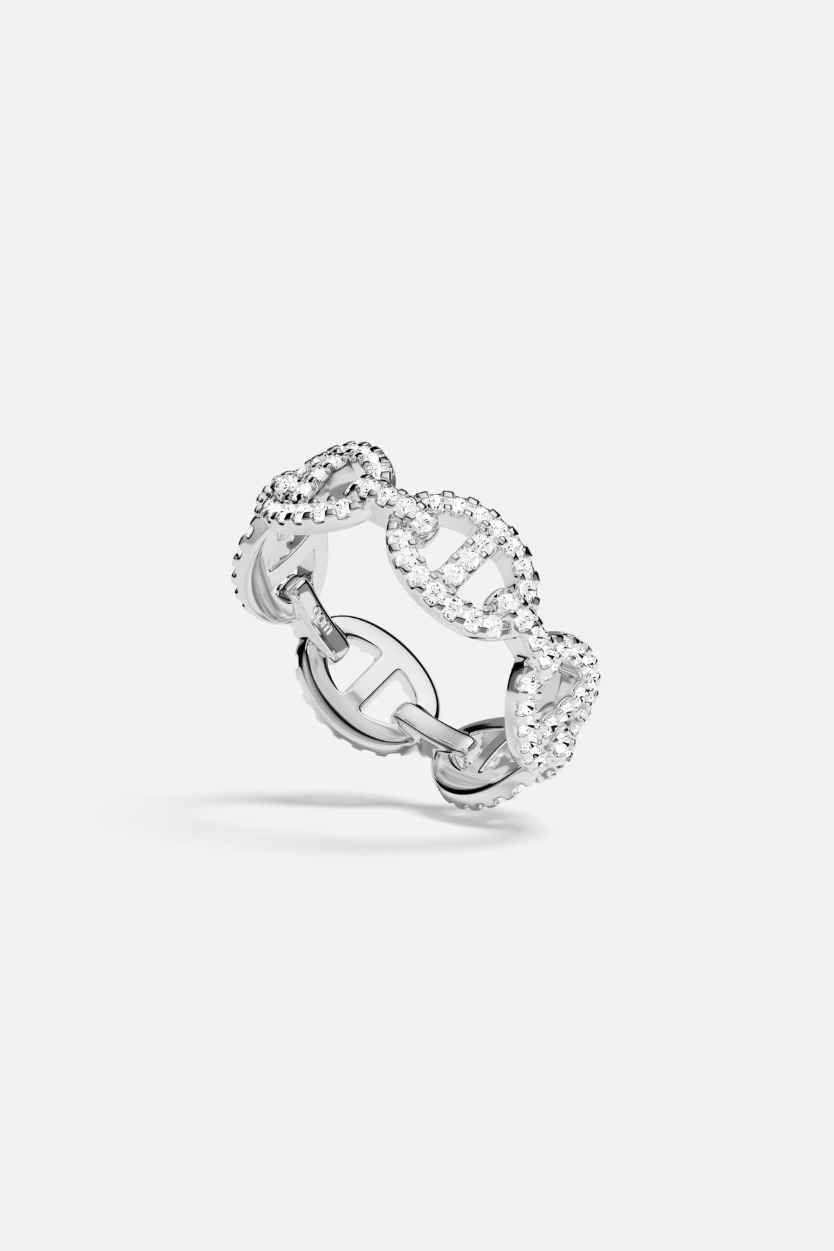Morse Ring APM Monaco, éclat de maillons scintillants pour une allure moderne et raffinée.