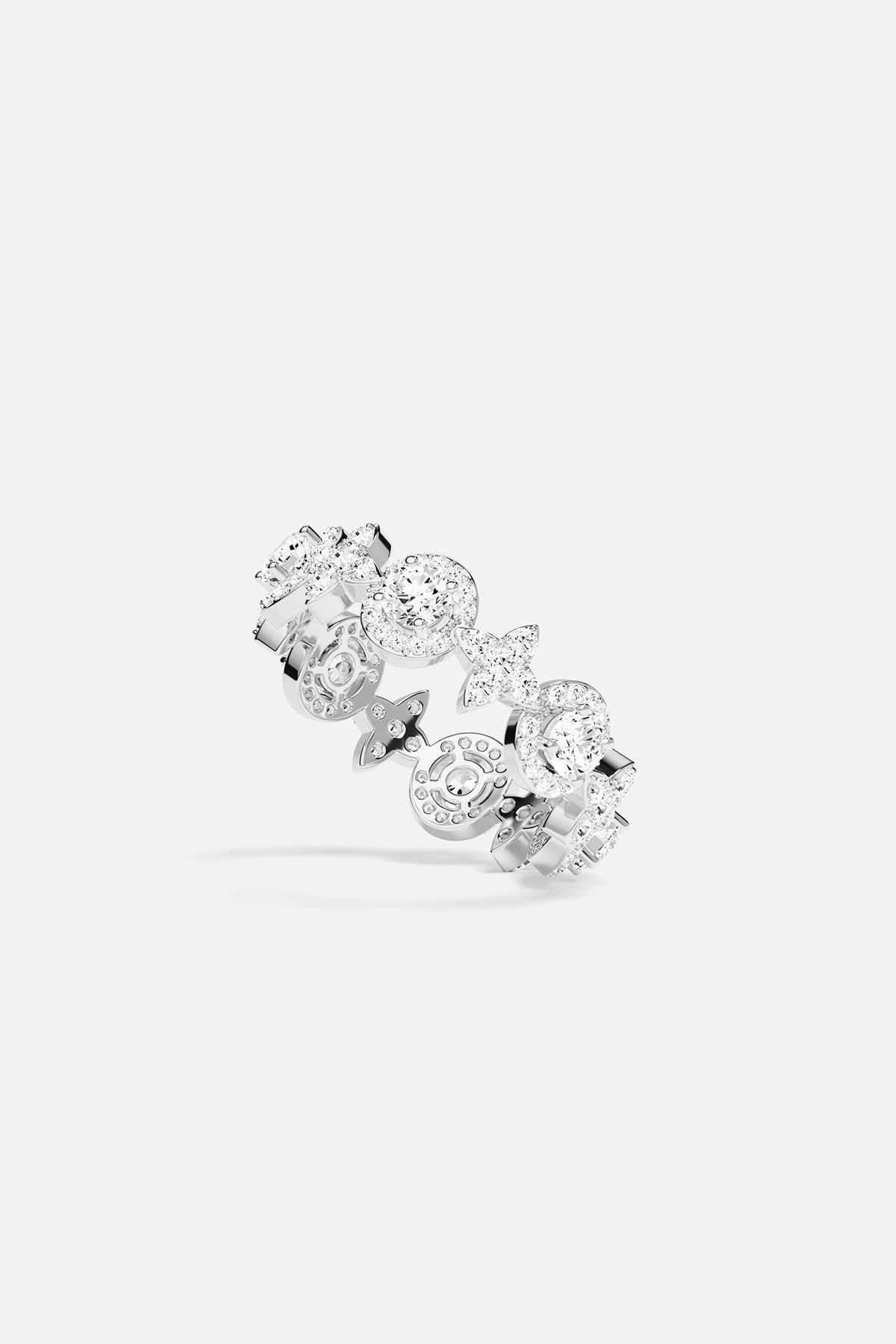 Bague APM Monaco en finition rhodium, une constellation scintillante posée avec délicatesse.