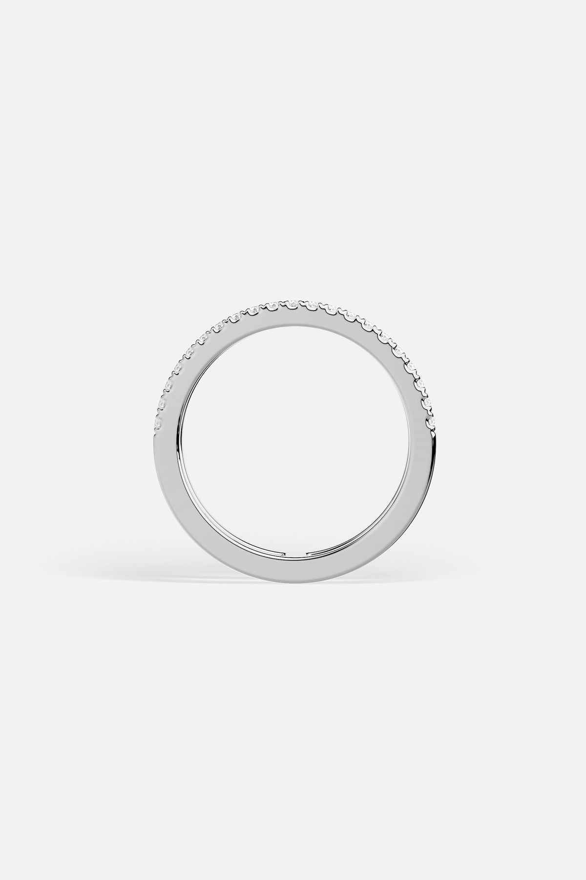 Bague APM, une ligne fine et scintillante, essentielle et lumineuse au quotidien.