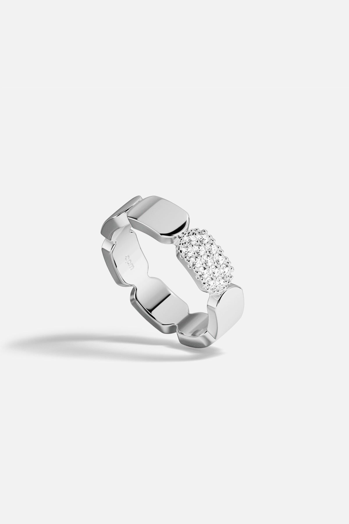 Bague APM aux maillons sculptés, une élégance moderne rehaussée d'un éclat pavé lumineux.