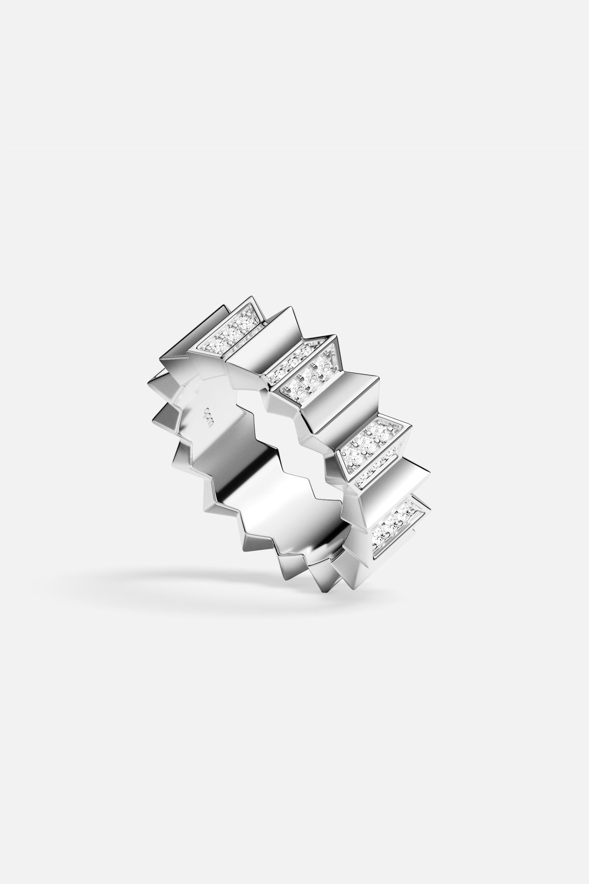 Bague APM Monaco au relief graphique, une architecture audacieuse et lumineuse au quotidien.