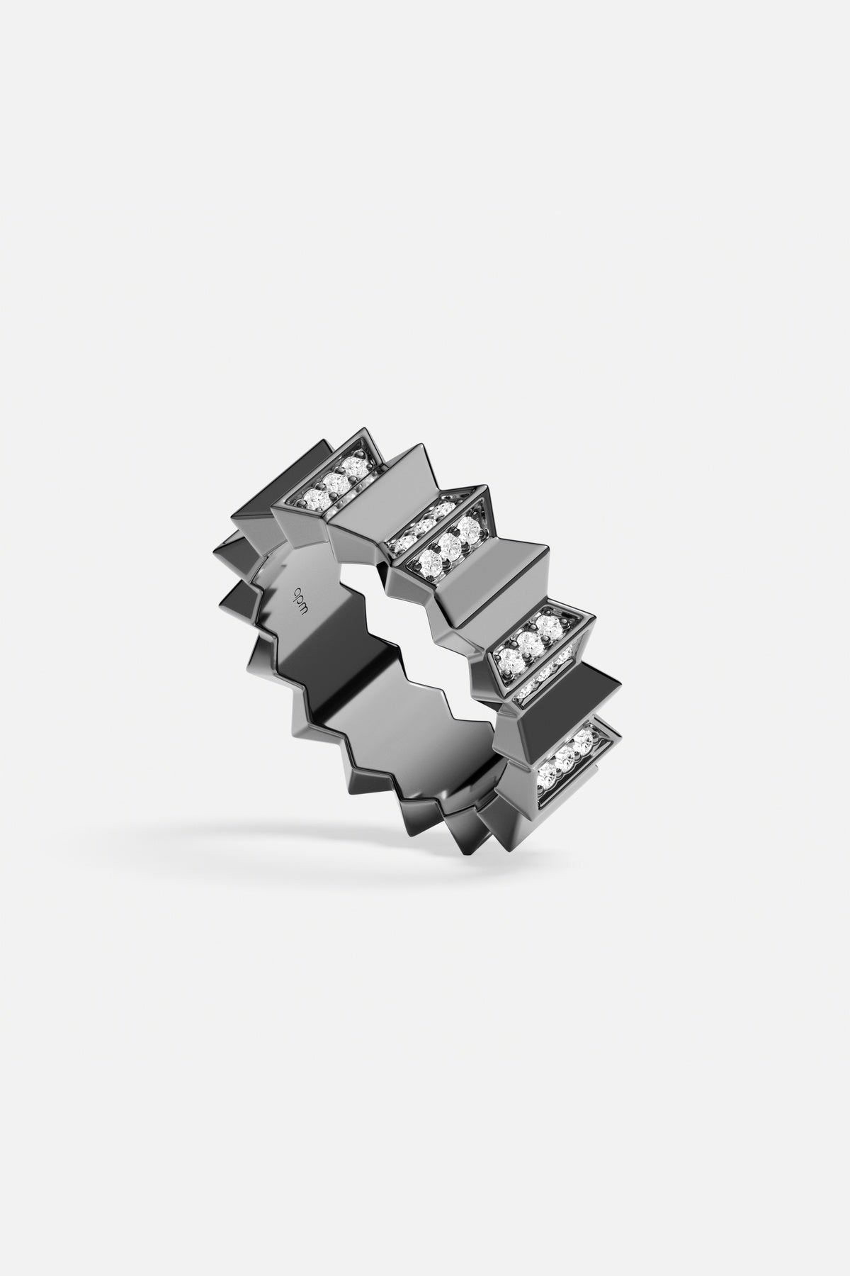 APM Morse Ring, une allure graphique et audacieuse dans un noir intense.