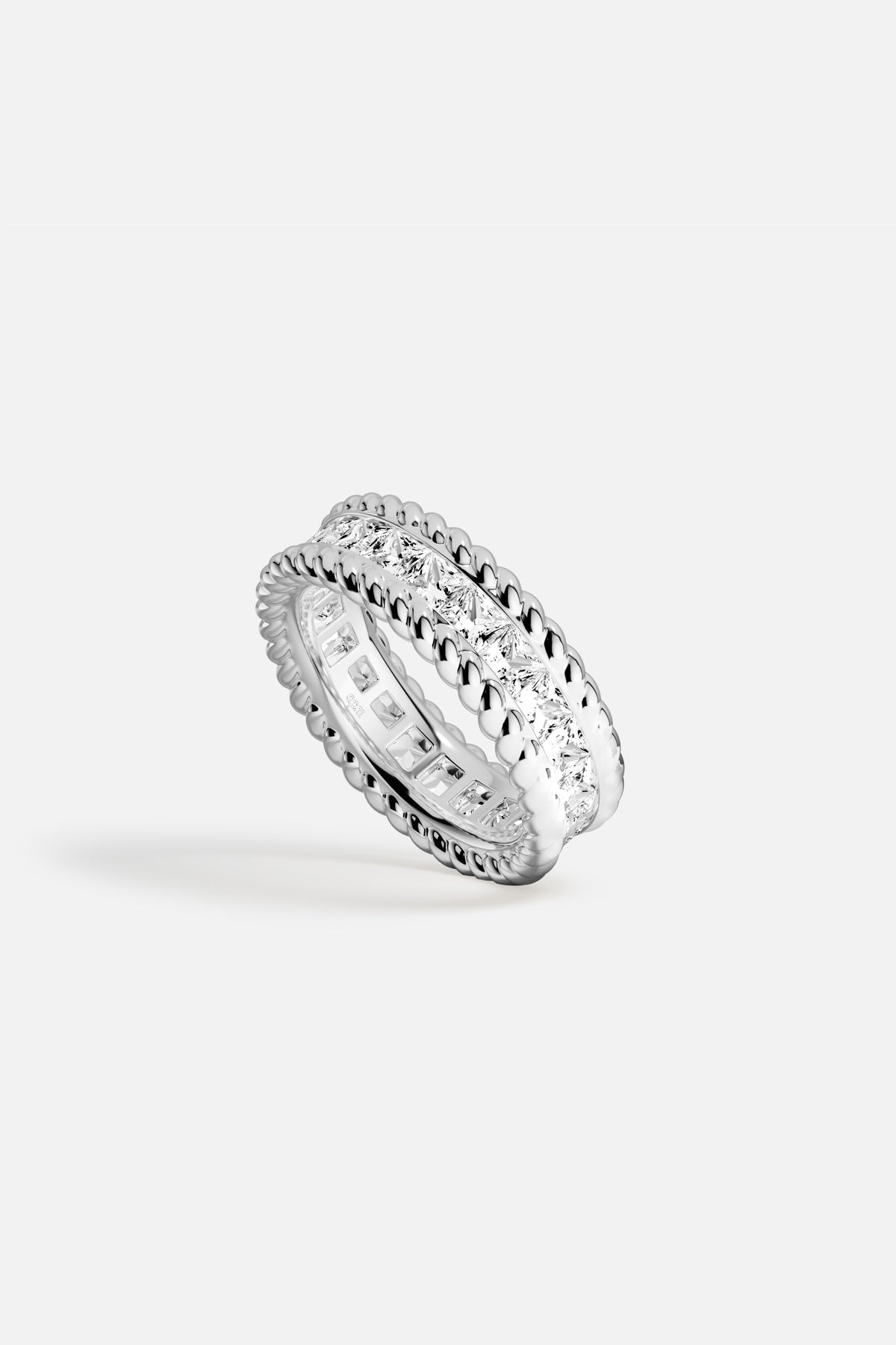 Bague APM Monaco au fini rhodium, éclat lumineux et allure raffinée pour chaque jour.