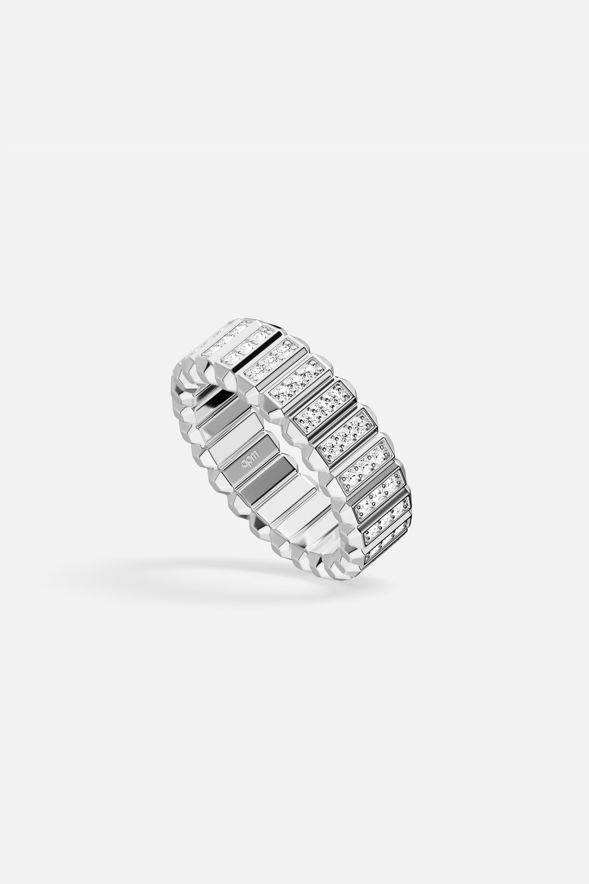Bague APM, éclat architectural et finition rhodium, une allure moderne et affirmée.