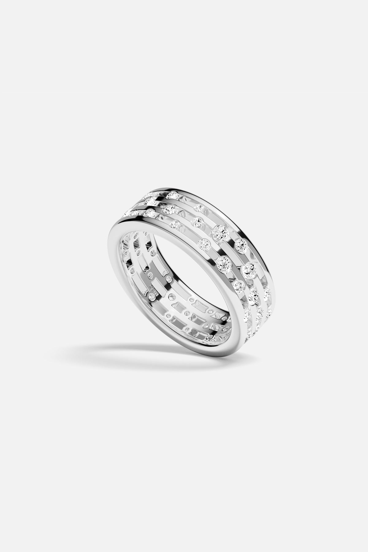 Bague APM au fini rhodium, trois lignes scintillantes pour une allure moderne et lumineuse.
