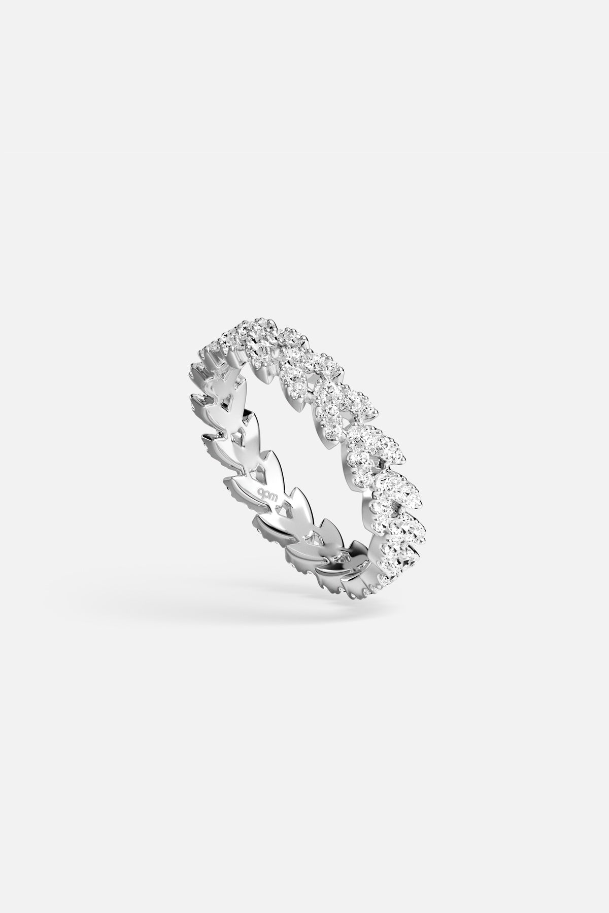 Bague APM feuillage scintillante, une couronne délicate et lumineuse au bout des doigts.