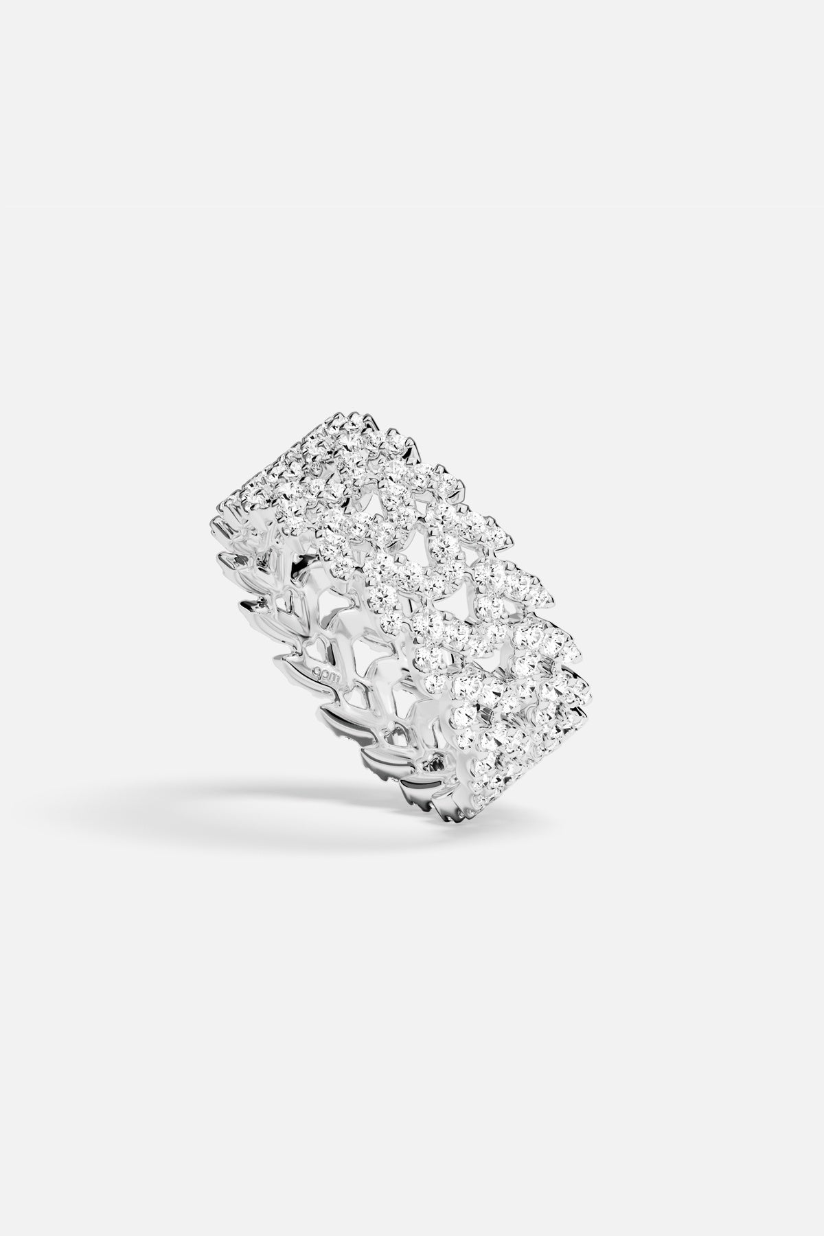 Bague APM en finition rhodium, une dentelle scintillante à la sophistication intemporelle.