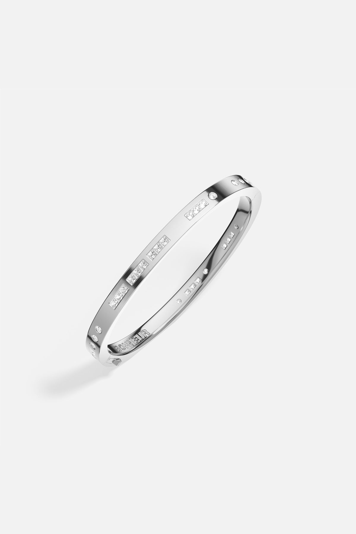 Bracelet APM, finition rhodium et éclats scintillants, une allure moderne et lumineuse.