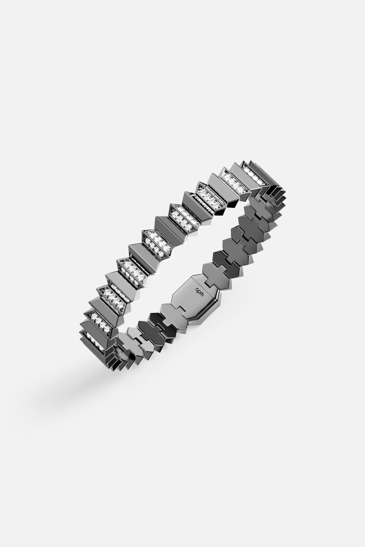 Bracelet APM Monaco aux facettes graphiques, une allure architecturale et résolument moderne.