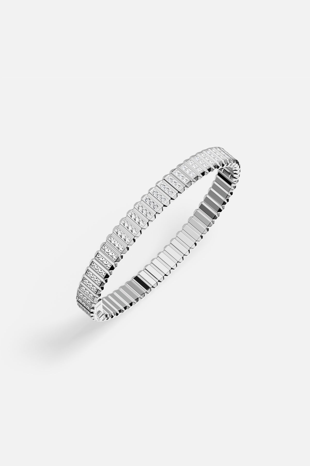 Bracelet APM au rhodium finish, éclat structuré et lumière contemporaine au poignet.