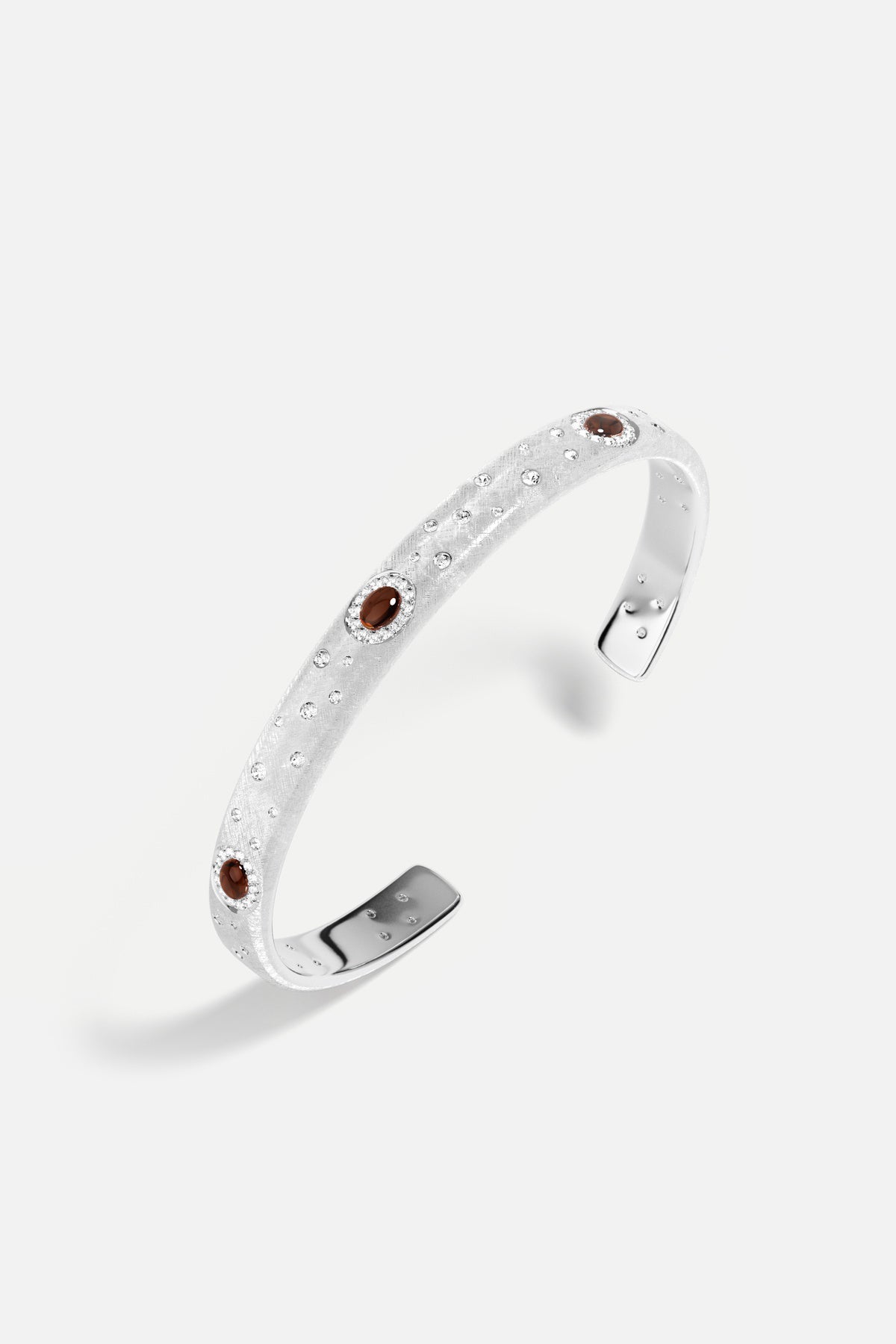Bracelet APM, finition rhodium constellée de touches ambrées, élégance céleste au poignet.