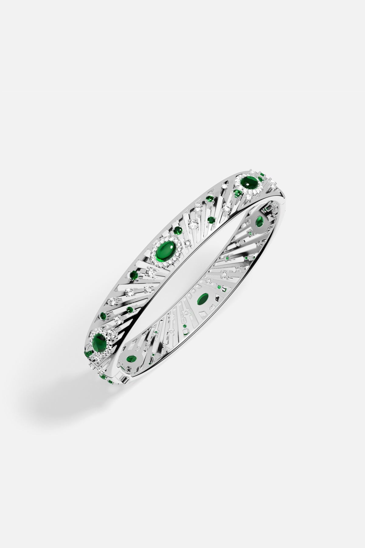 Bracelet APM en finition rhodium, éclats verts et rayons lumineux, élégance céleste.