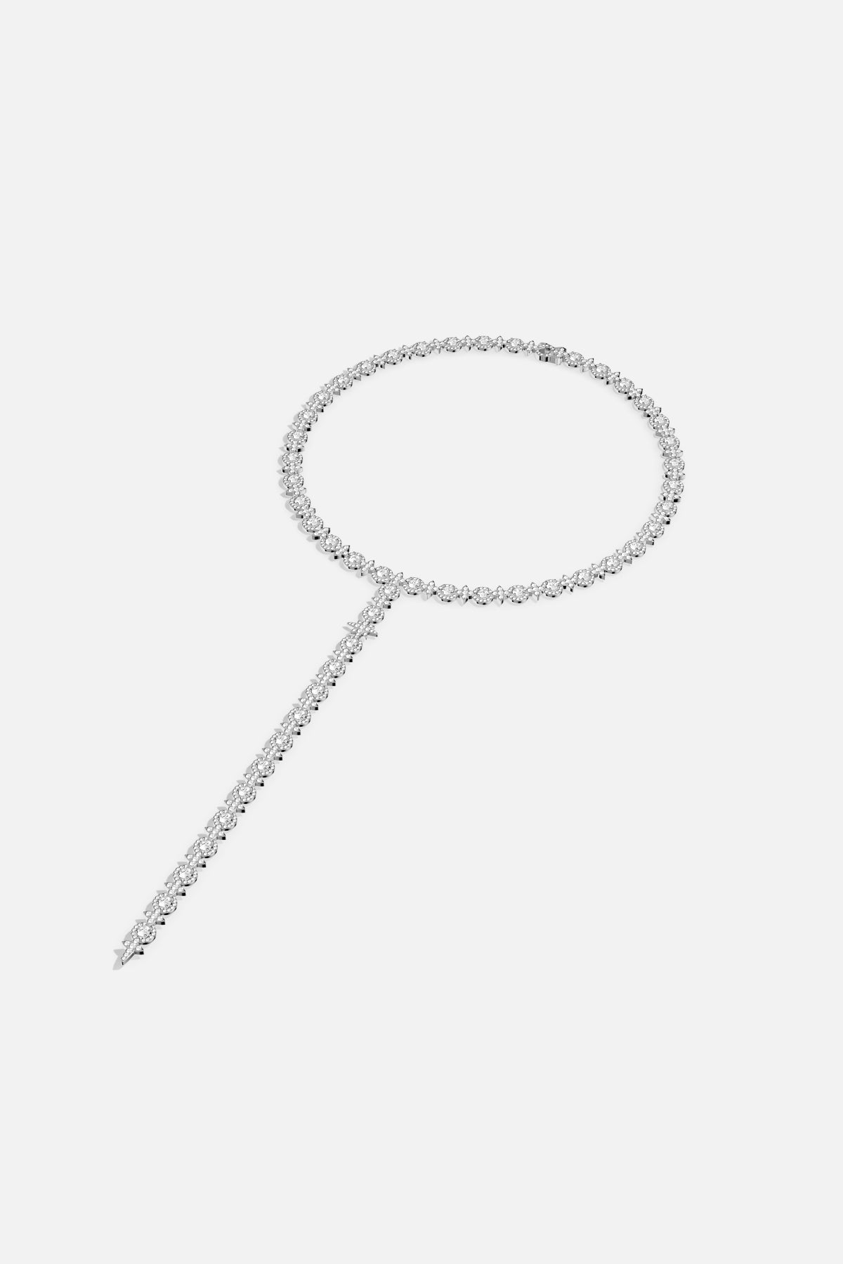 Collier APM scintillant, une cascade lumineuse pour une allure résolument moderne.