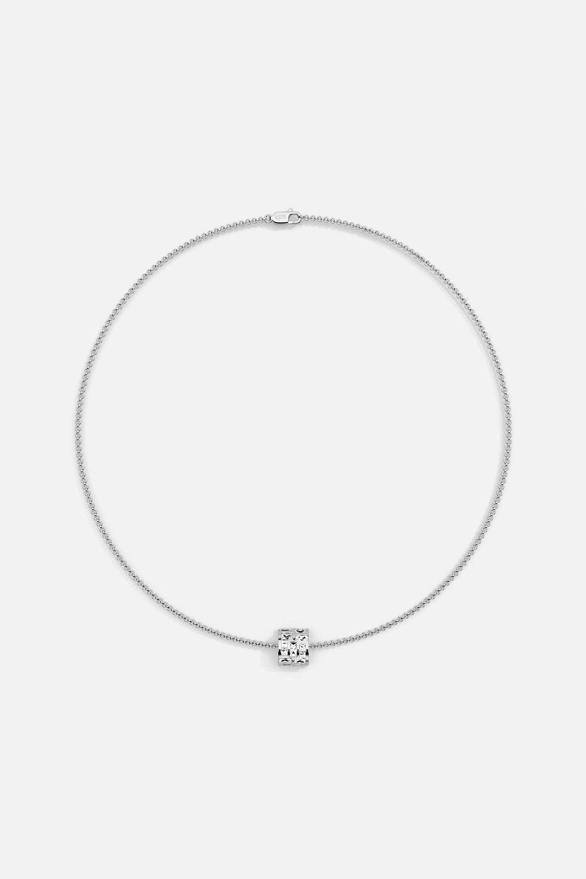 Collier APM au pendentif scintillant, une allure épurée et lumineuse au quotidien.