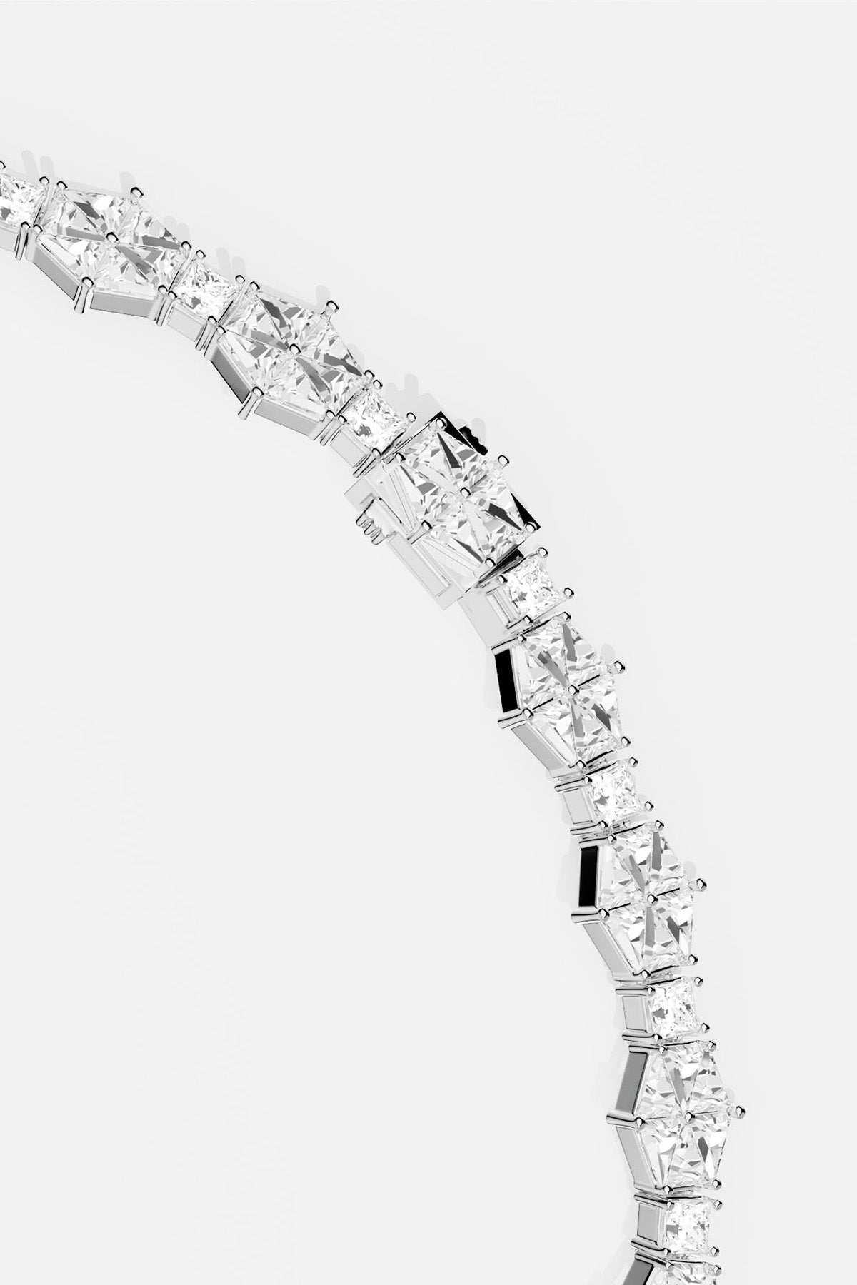 Bracelet APM, éclat rythmé de pierres taillées, élégance lumineuse au poignet.