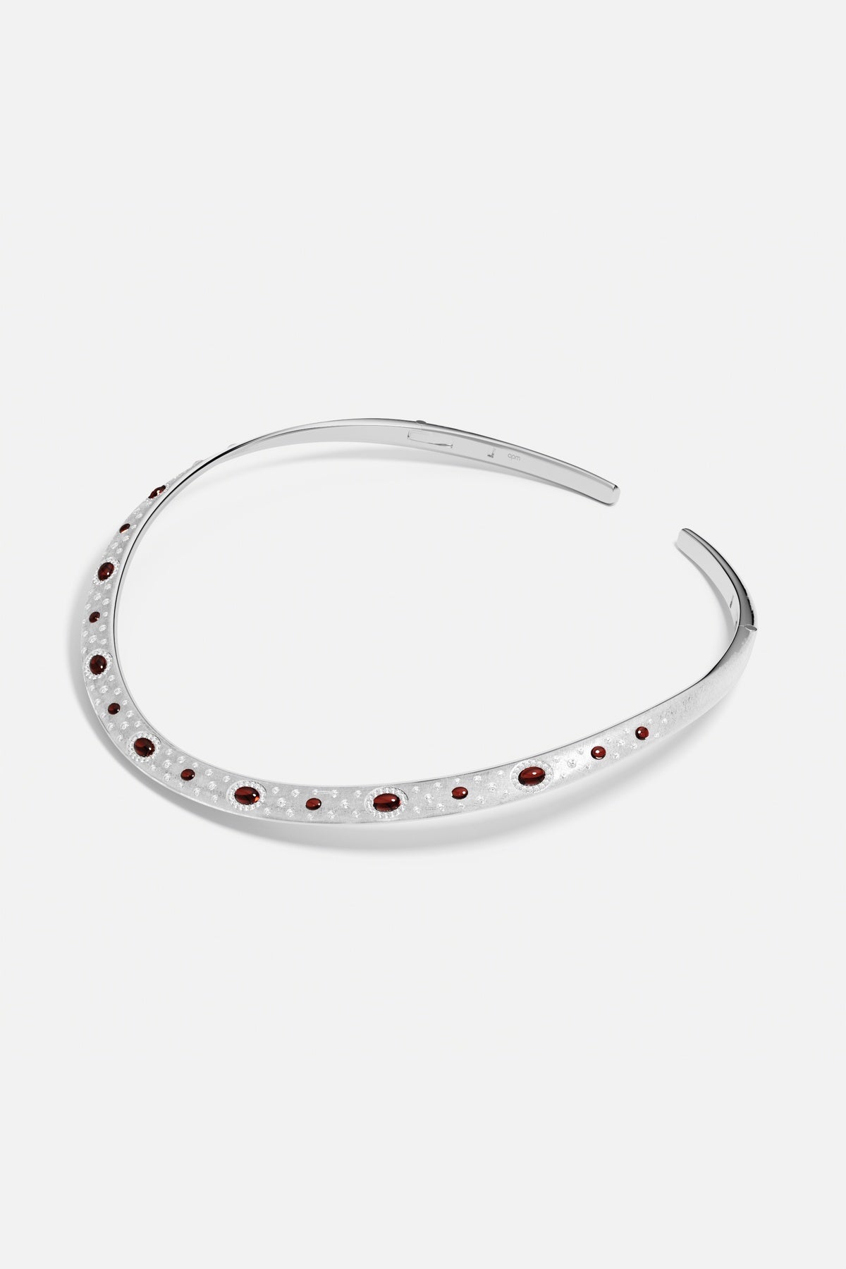 Collier APM aux touches rouges éclatantes, une allure audacieuse et raffinée.