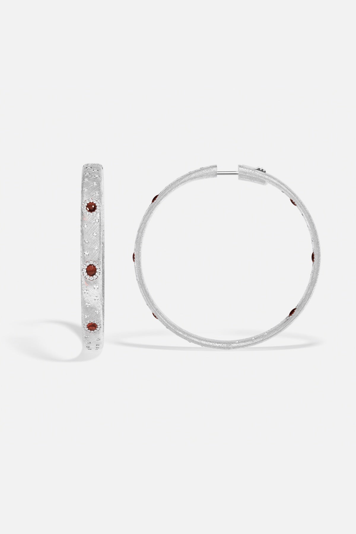 Créoles APM, finition rhodium constellée de touches rouges, éclat discret et audacieux.