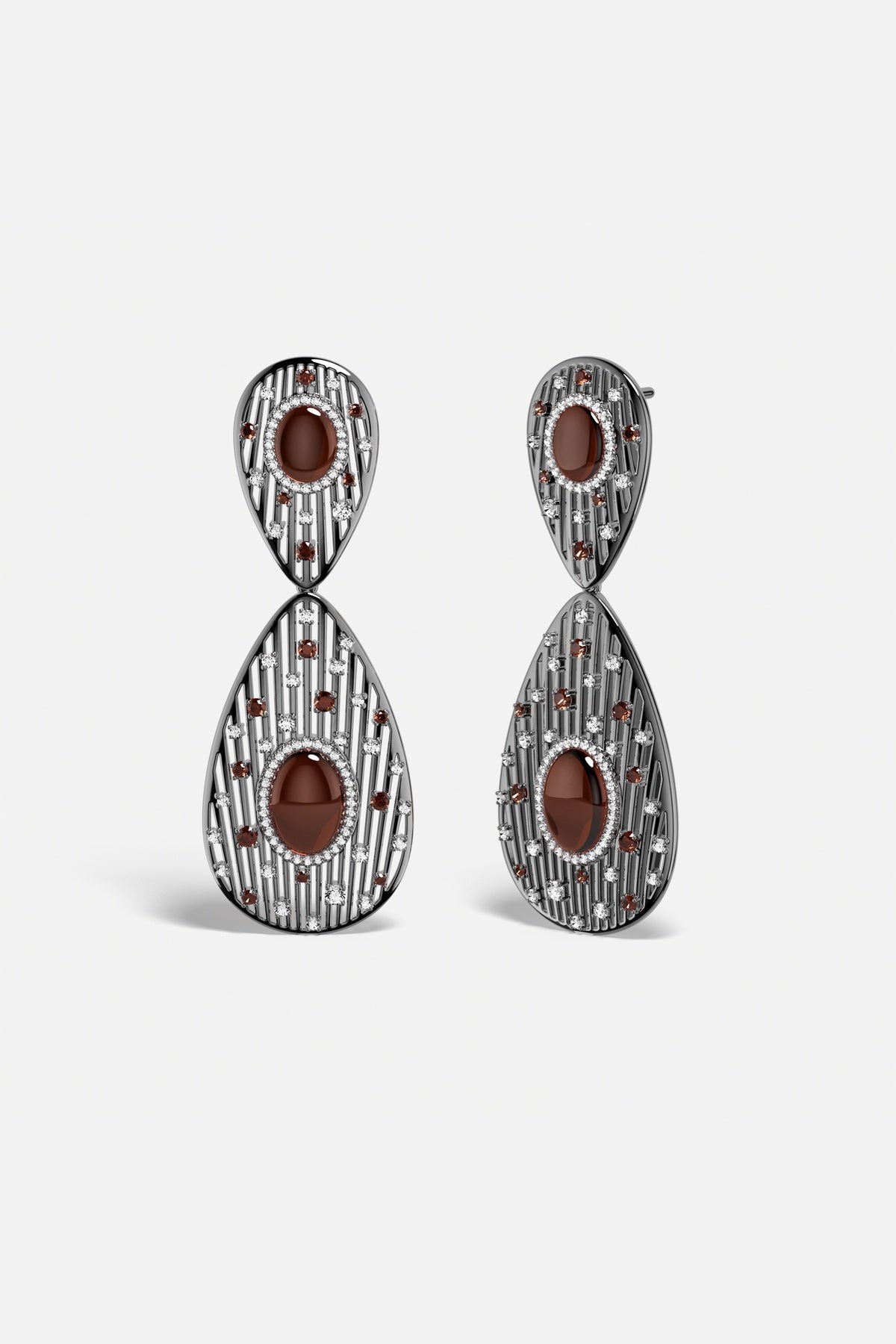 Boucles d'oreilles APM Monaco, gouttes ajourées aux reflets sombres et éclats grenat, allure envoûtante.