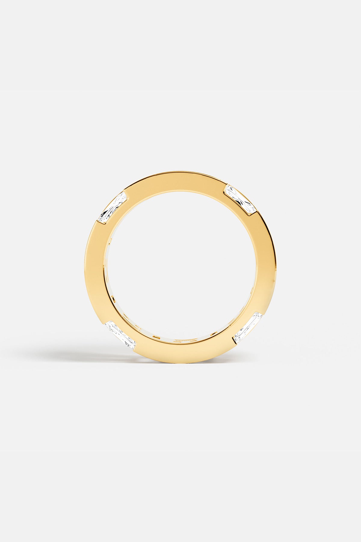 Bague APM en couleur dorée, éclats baguettes ponctuant une ligne épurée et lumineuse.
