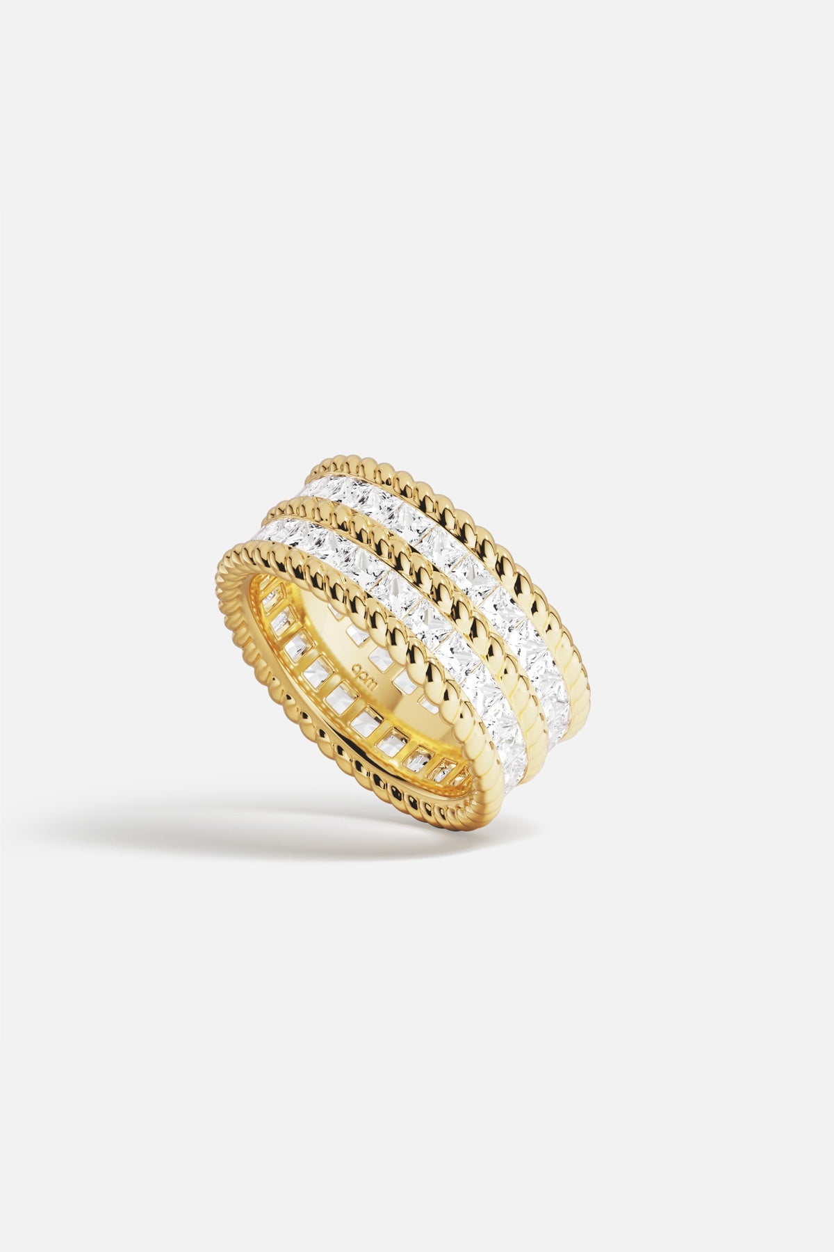 Bague APM Monaco alloy, éclat doré et lignes scintillantes pour une allure résolument précieuse.