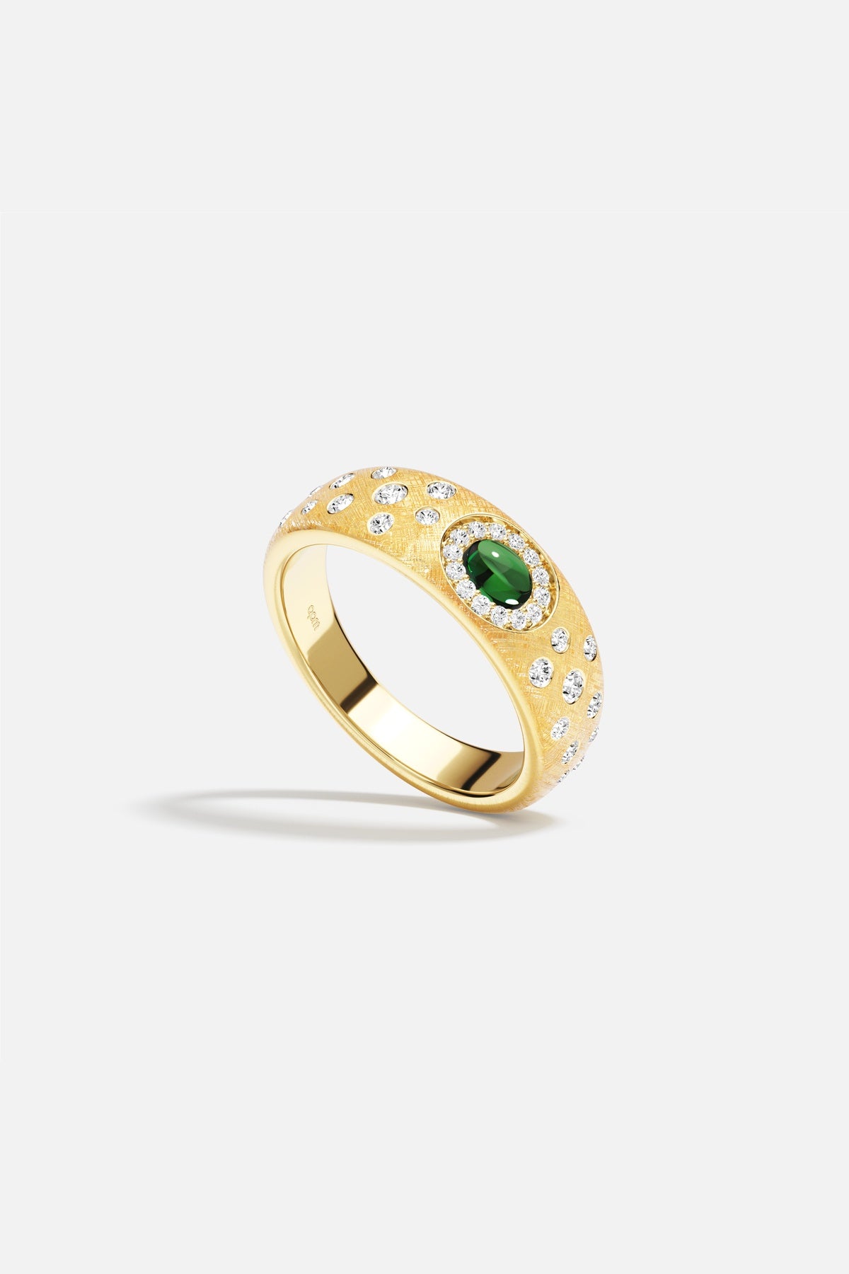 Bague APM, éclat doré et pierre verte, une élégance précieuse et lumineuse.