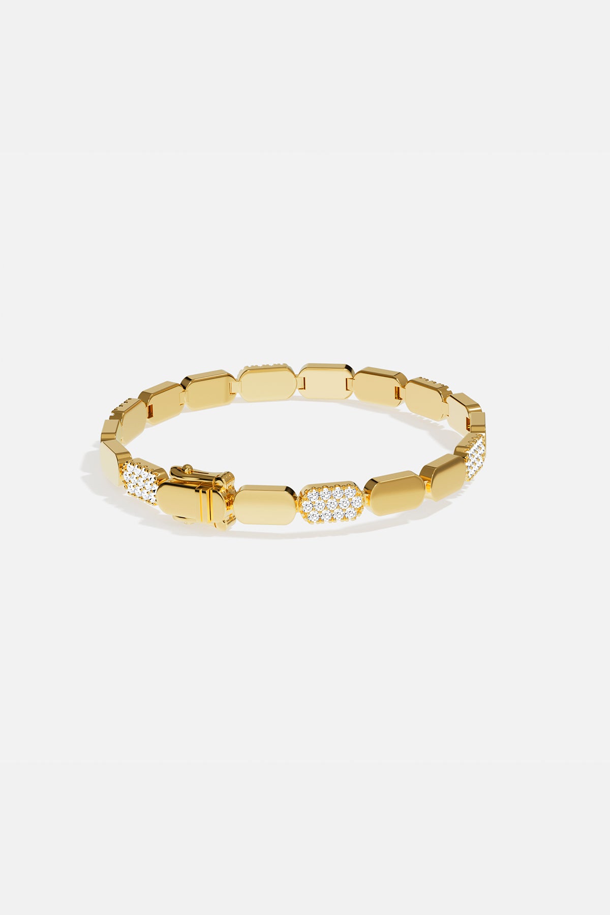 Bracelet APM aux maillons dorés lumineux, une allure moderne et raffinée.
