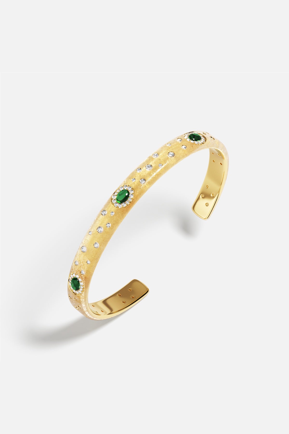 Bracelet jonc APM, éclats verts et poussière étoilée, une élégance dorée intemporelle.