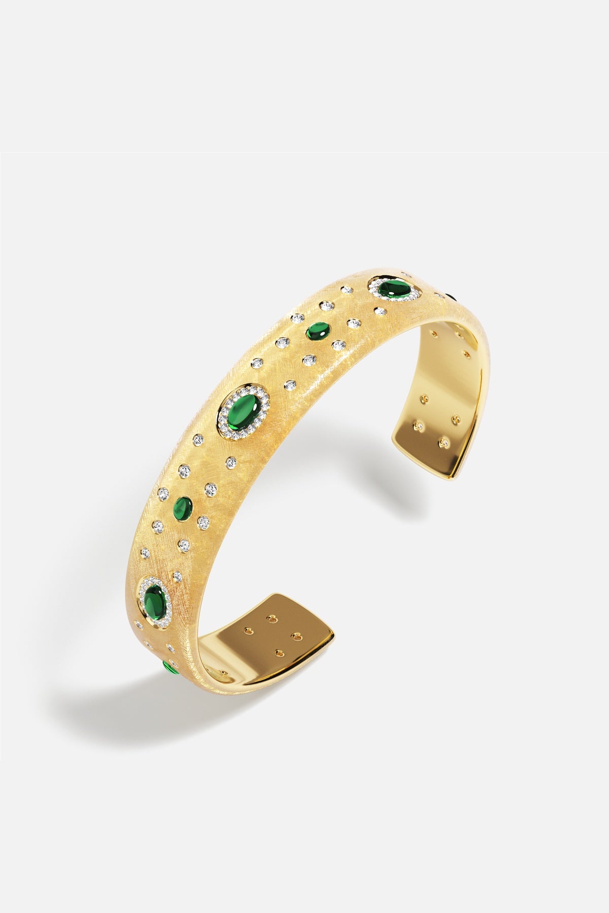 Bracelet manchette APM, couleur dorée constellée de vert, éclat précieux et intemporel.