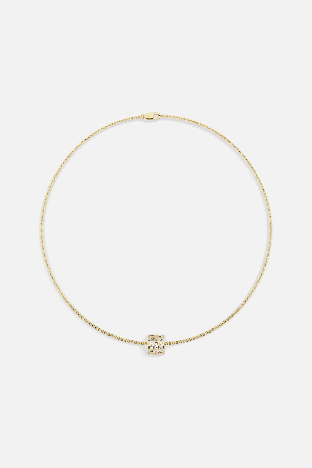 Collier APM aux couleurs dorées, un éclat délicat qui illumine chaque instant.