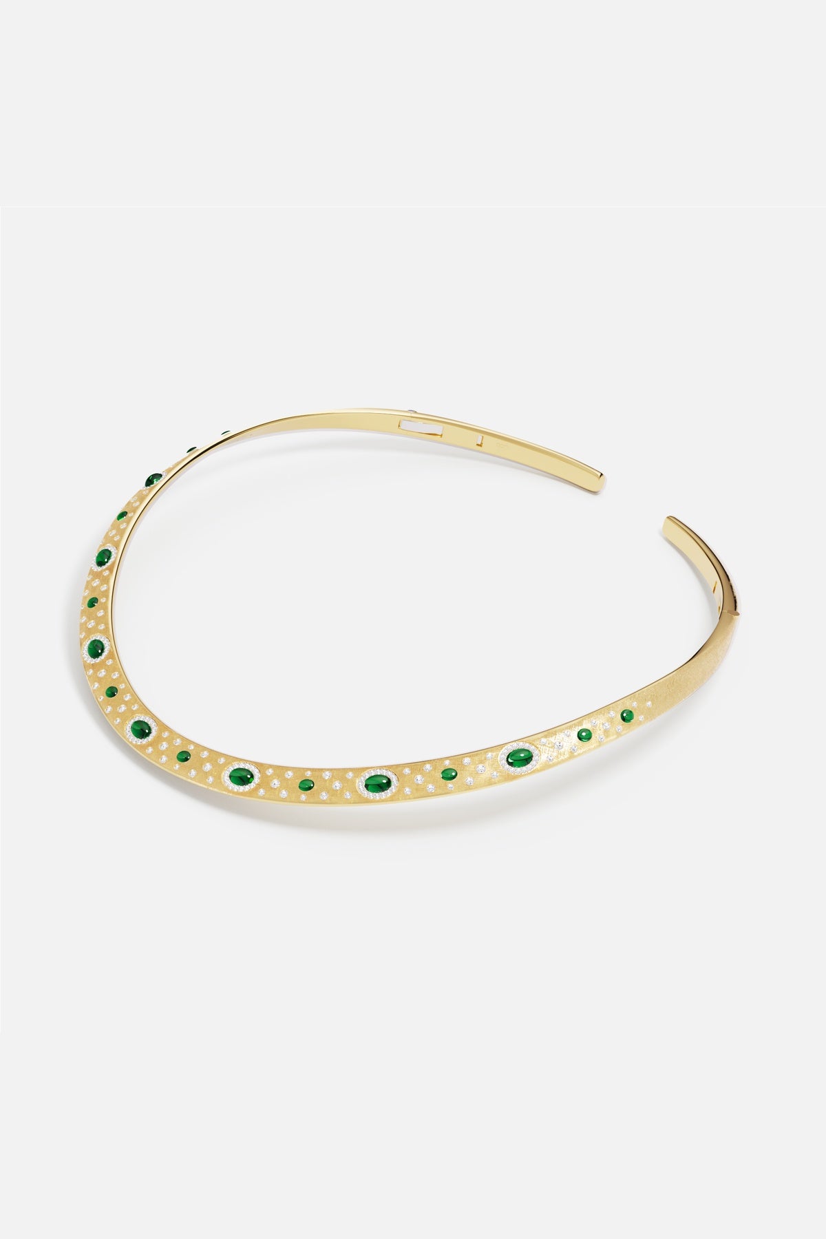 Collier ras-de-cou APM, touches vertes et éclats scintillants pour une allure précieuse et audacieuse.