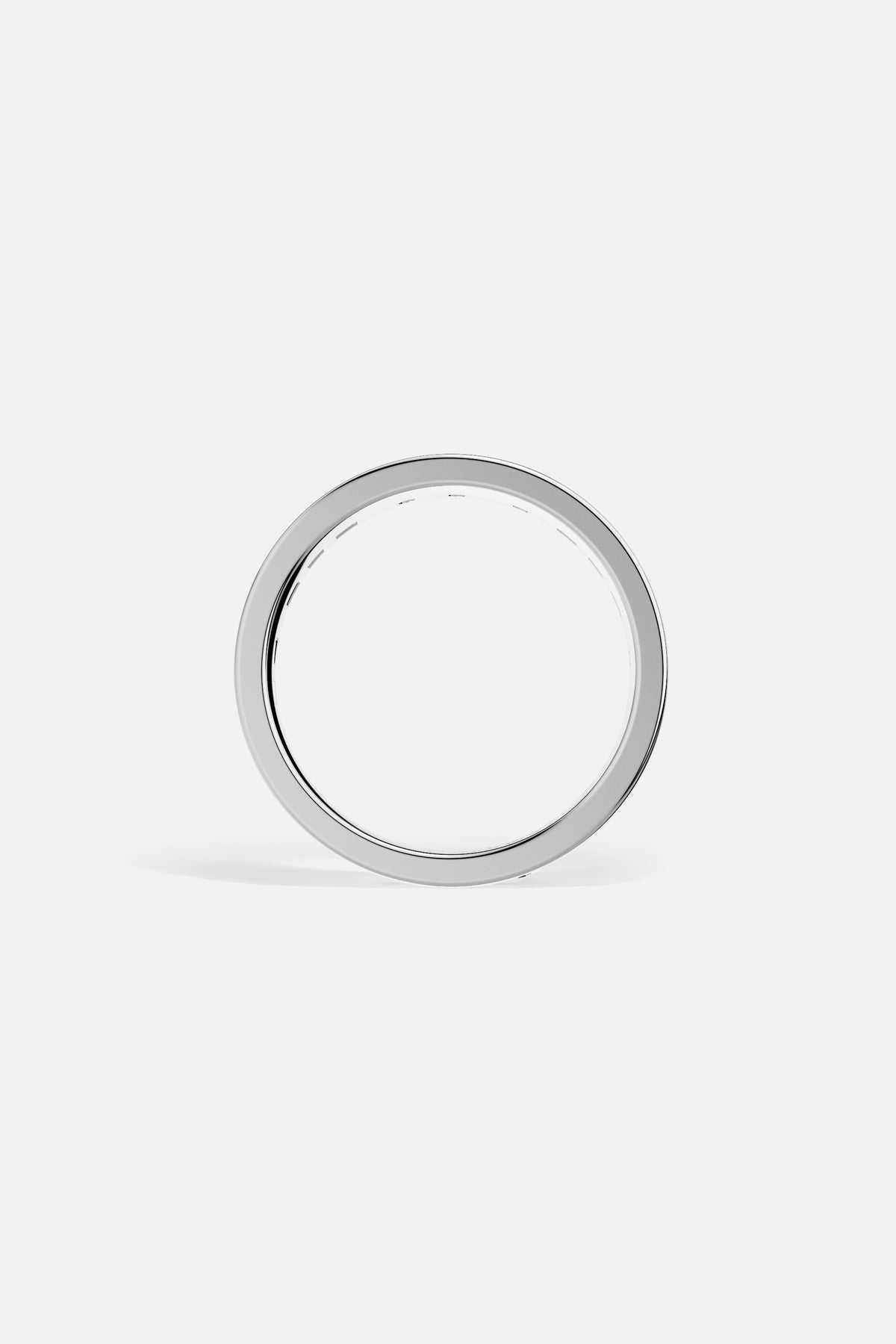 APM Bague épurée, finition rhodium, une élégance discrète qui sublime chaque geste.