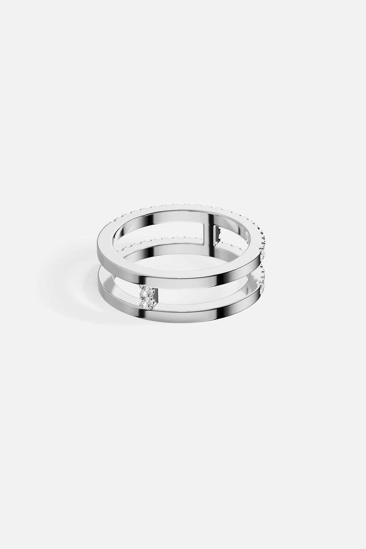 Bague APM Monaco à triple anneau, une architecture épurée au éclat contemporain.