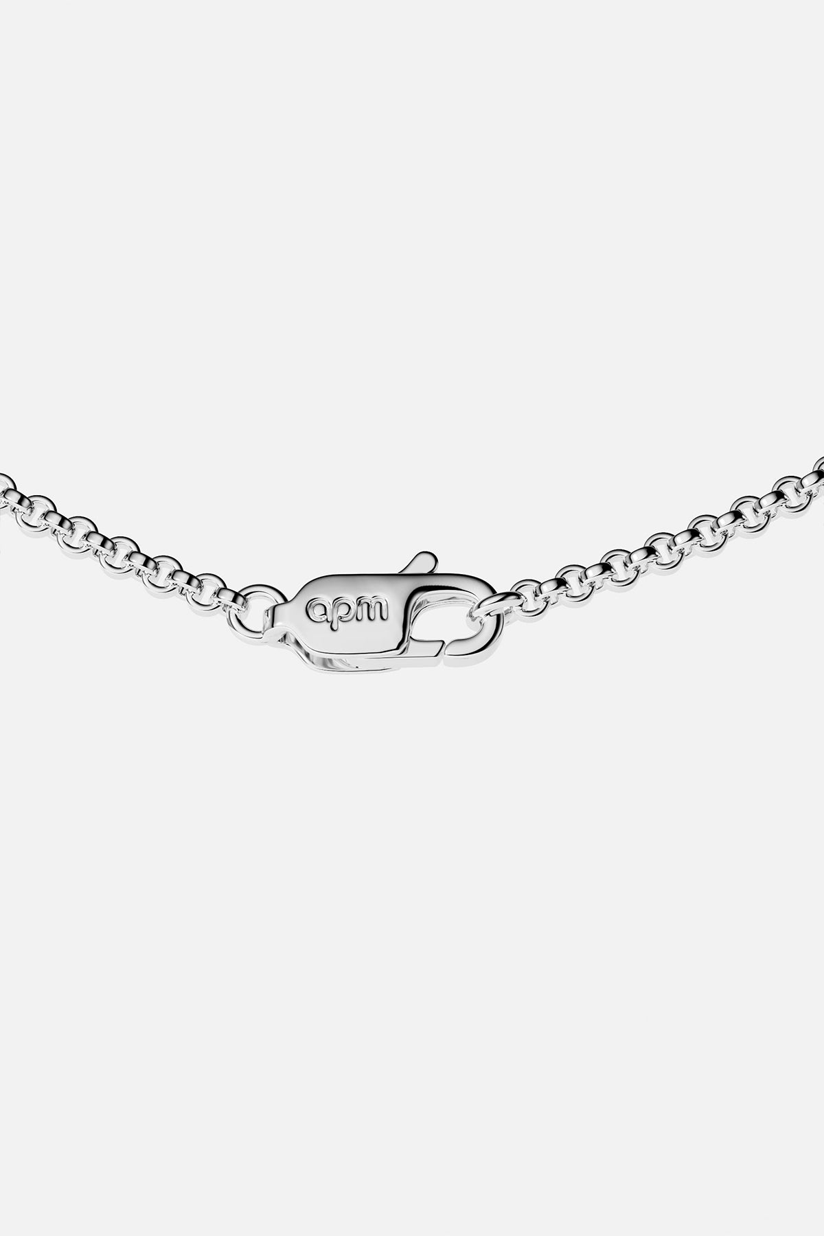 Chaîne APM Monaco en finition rhodium, l'élégance signée dans un fermoir discret.