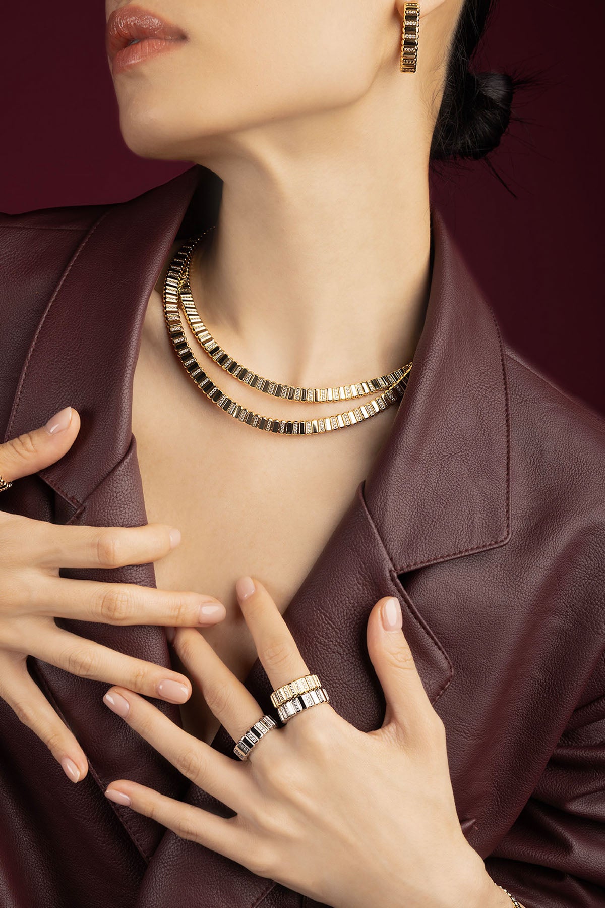 Femme portant la parure APM Monaco Morse, éclat doré et allure audacieuse.