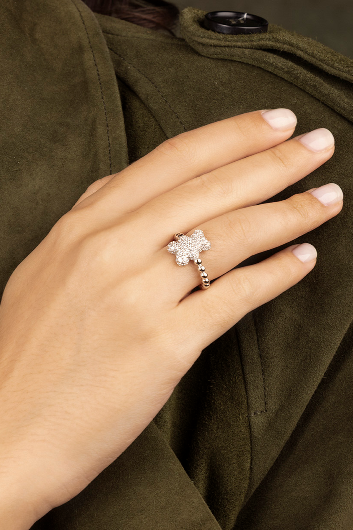 APM MONACO Bague Yummy Bear Baby Snow worn on hand