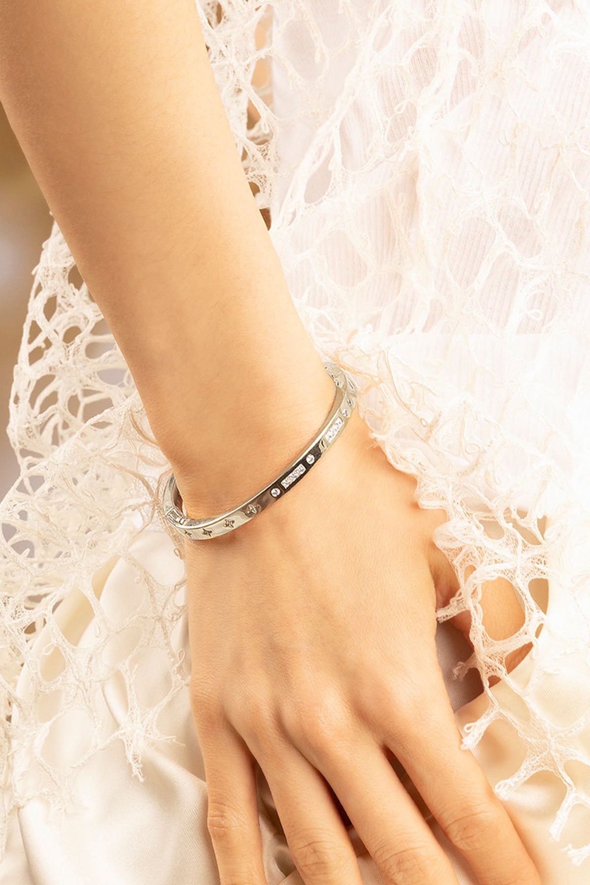 APM Monaco Bracelet Jonc Code Morse BONHEUR en argent