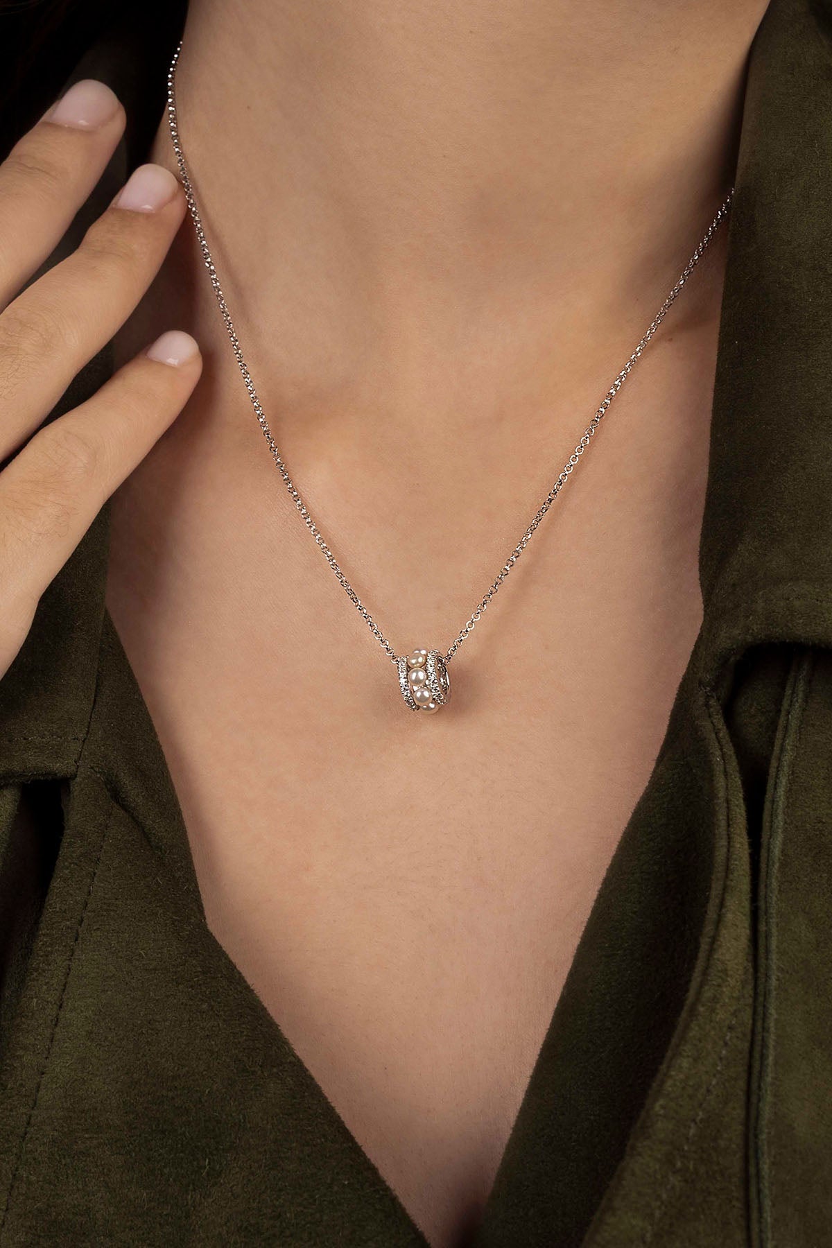 APM Monaco Collier Ajustable Perles Pavé en Argent