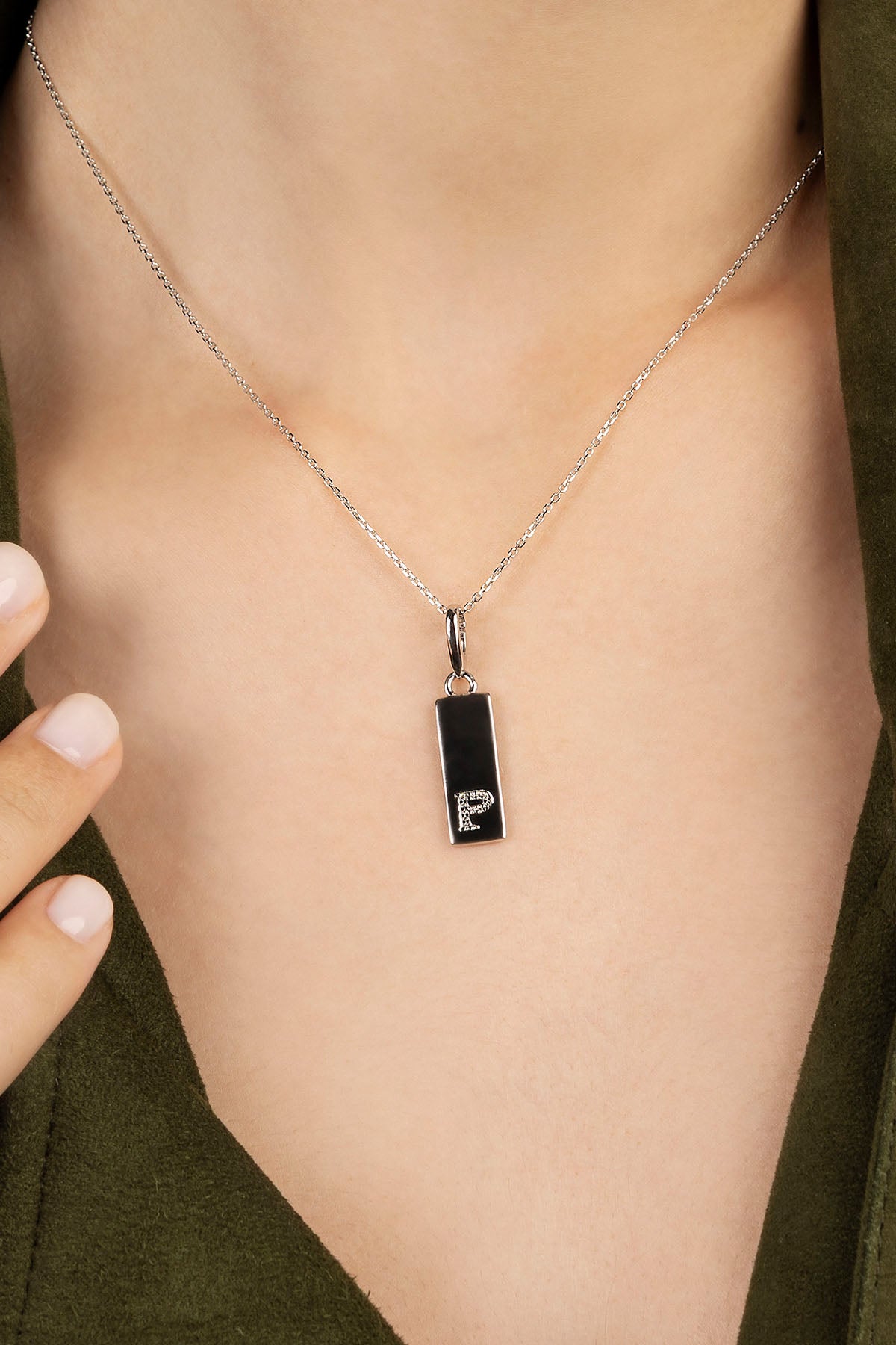 APM Monaco Collier Plaque Alphabet en Argent