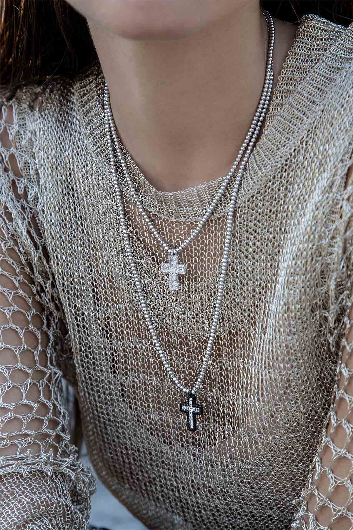 APM Monaco Collier Ajustable Croix Pavé Noir en Argent