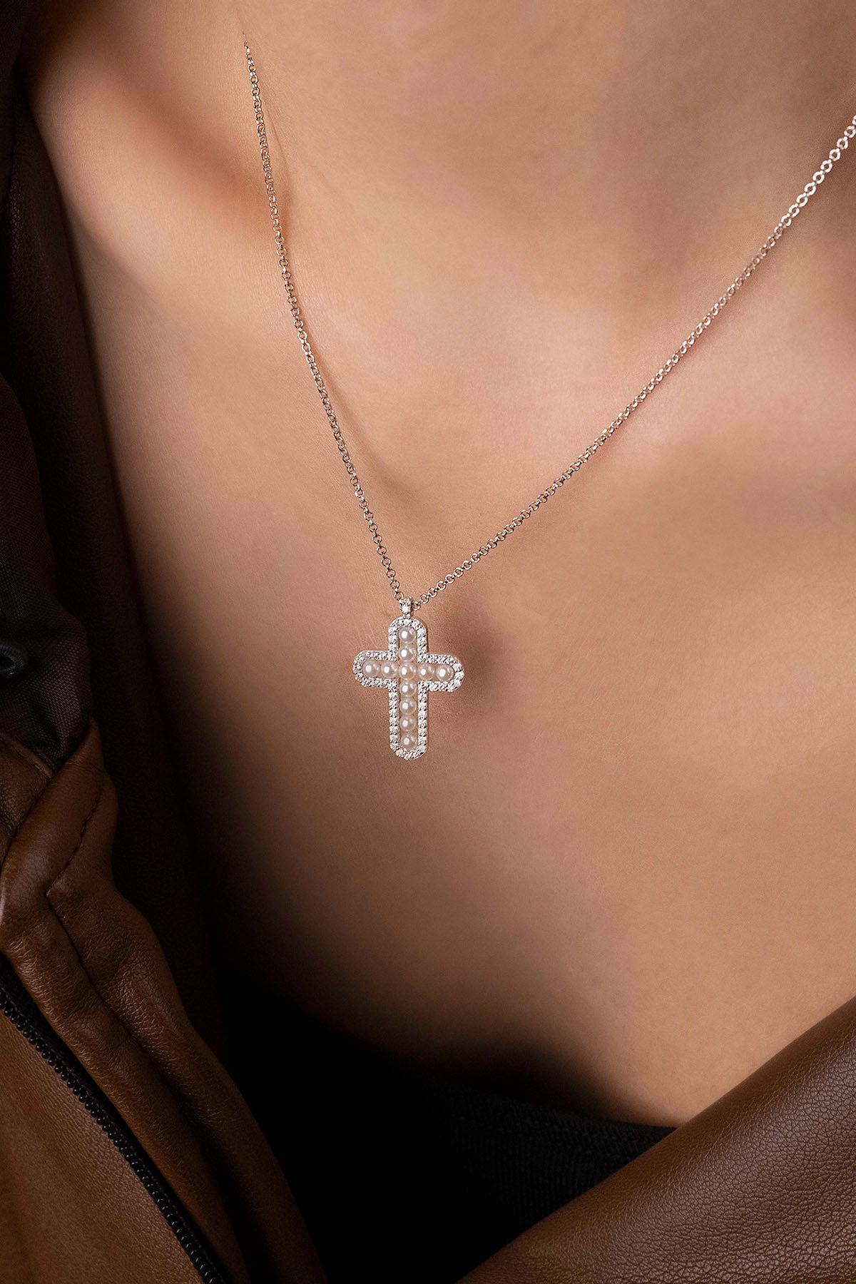 APM Monaco Collier Ajustable Croix avec Perles en Argent