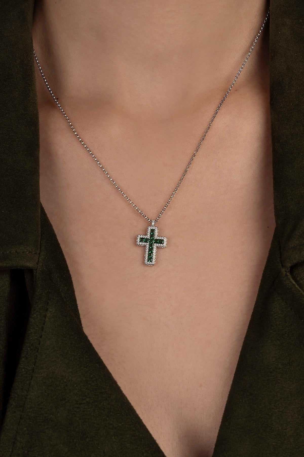APM Monaco Collier Ajustable Croix Pavé en Argent