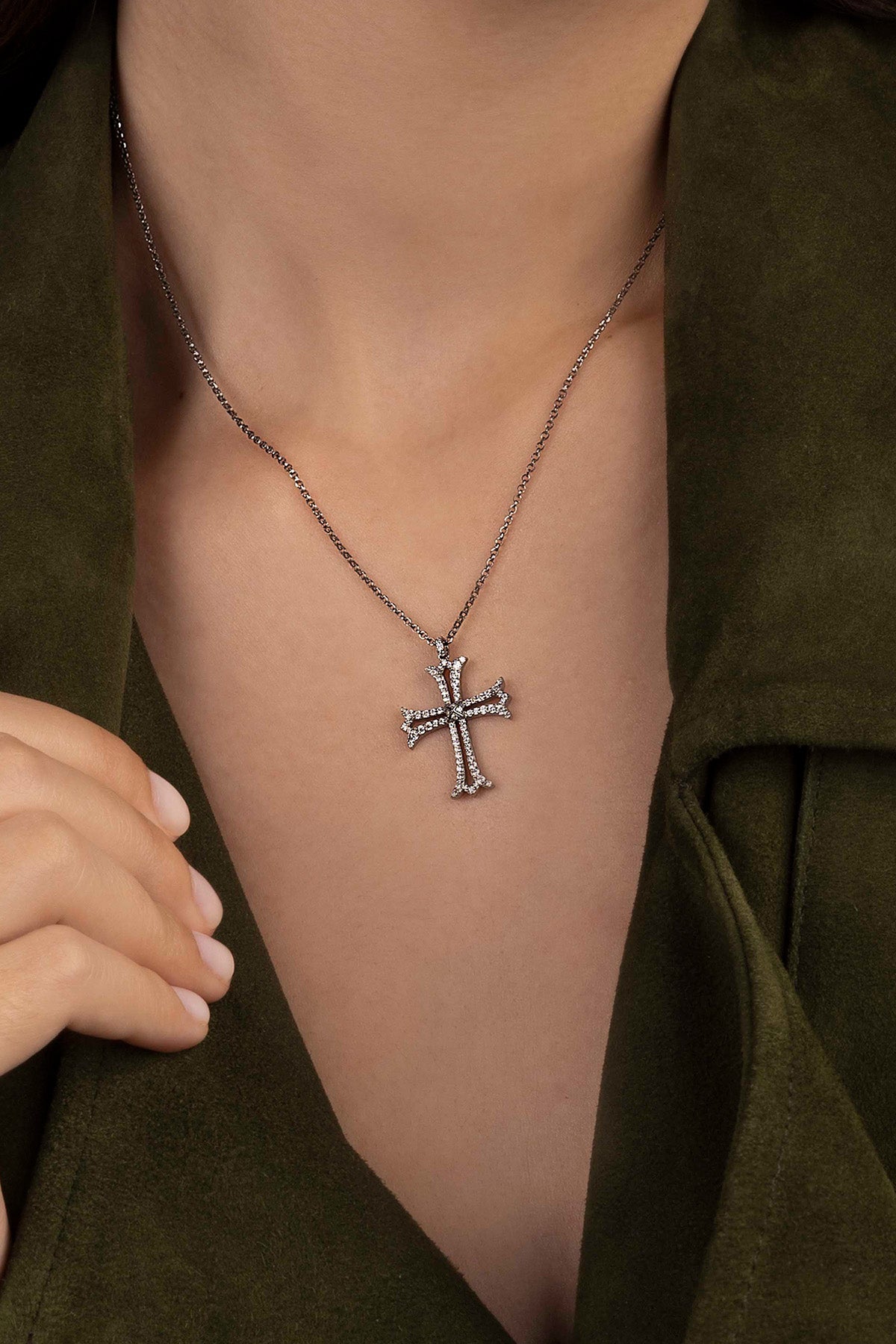 APM Monaco Collier Ajustable Croix en Argent
