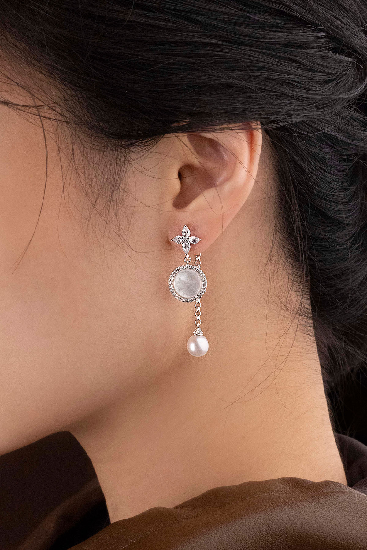 APM Monaco Boucles d'Oreilles Asymétriques Nacre Blanche et Perle en Argent